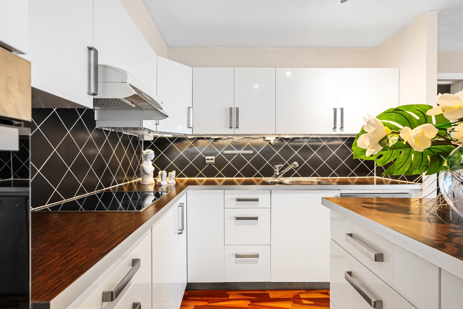 Kjøkkenet har rikelig med skap- og benkeplass. Galleribilde