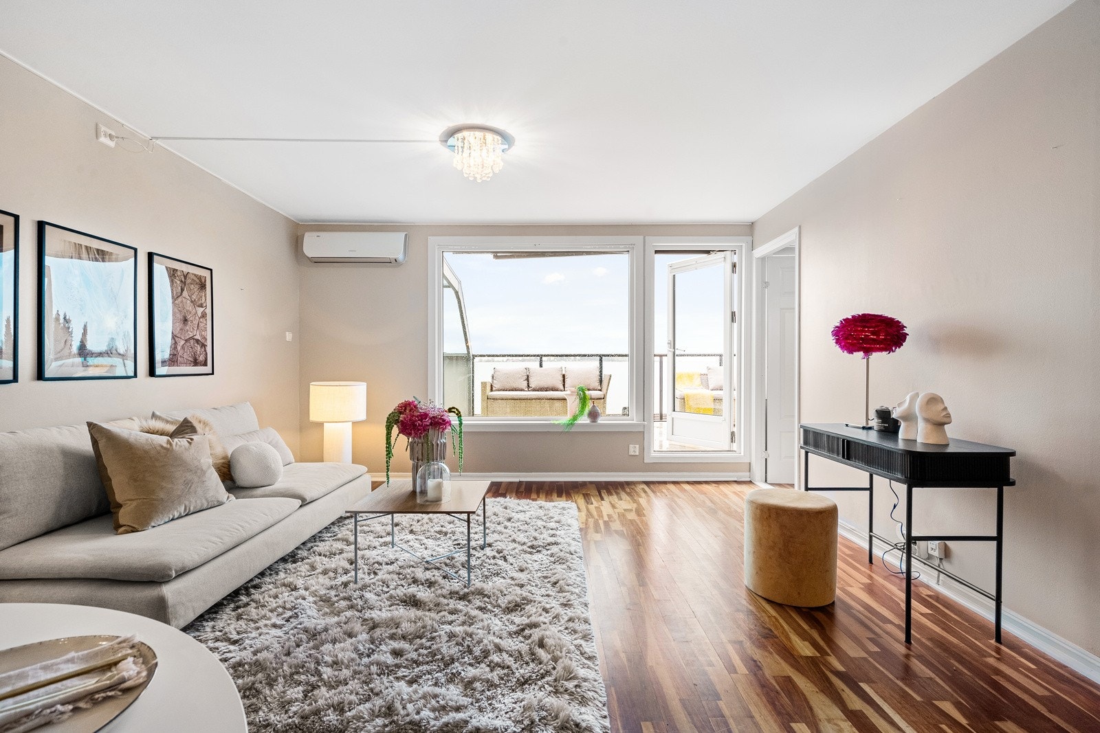 Leiligheten holder et moderne uttrykk med listefri overgang mellom vegg og himling. Galleribilde