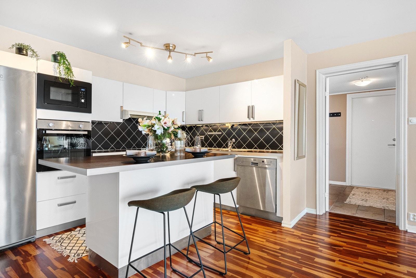 Tidløst kjøkken med praktisk kjøkkenøy. Galleribilde