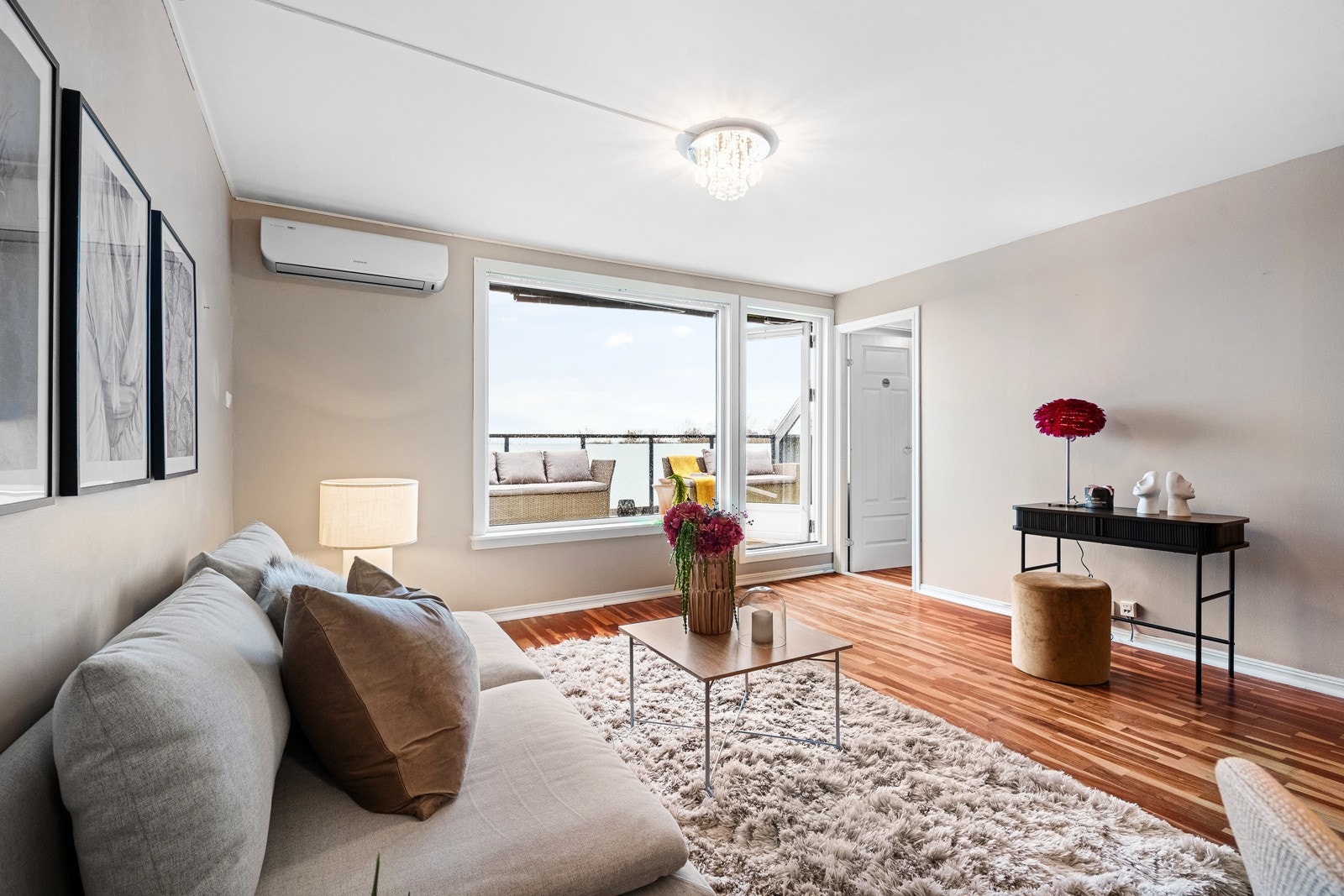 Fra stuen har man utgang til herlig sørvestvendt balkong med flott utsikt og gode solforhold. Galleribilde