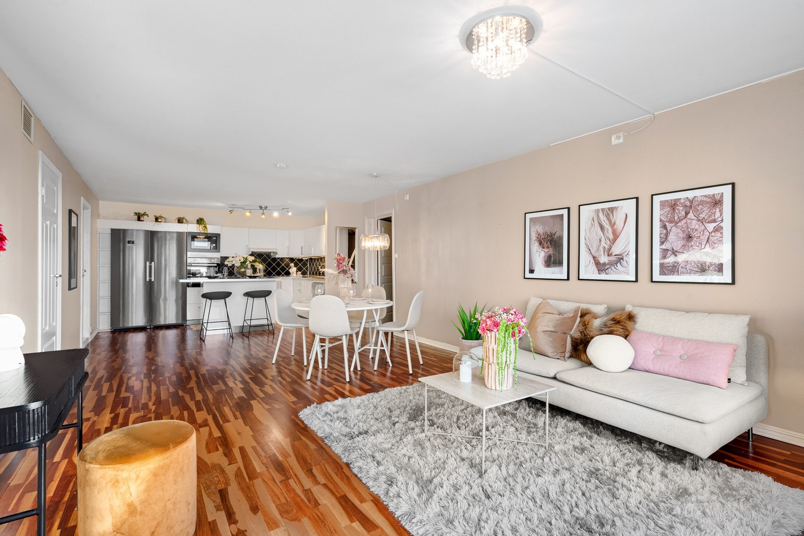 Stue og kjøkken ligger i åpen løsning, noe som gir rommet en luftig og sosial atmosfære. Galleribilde