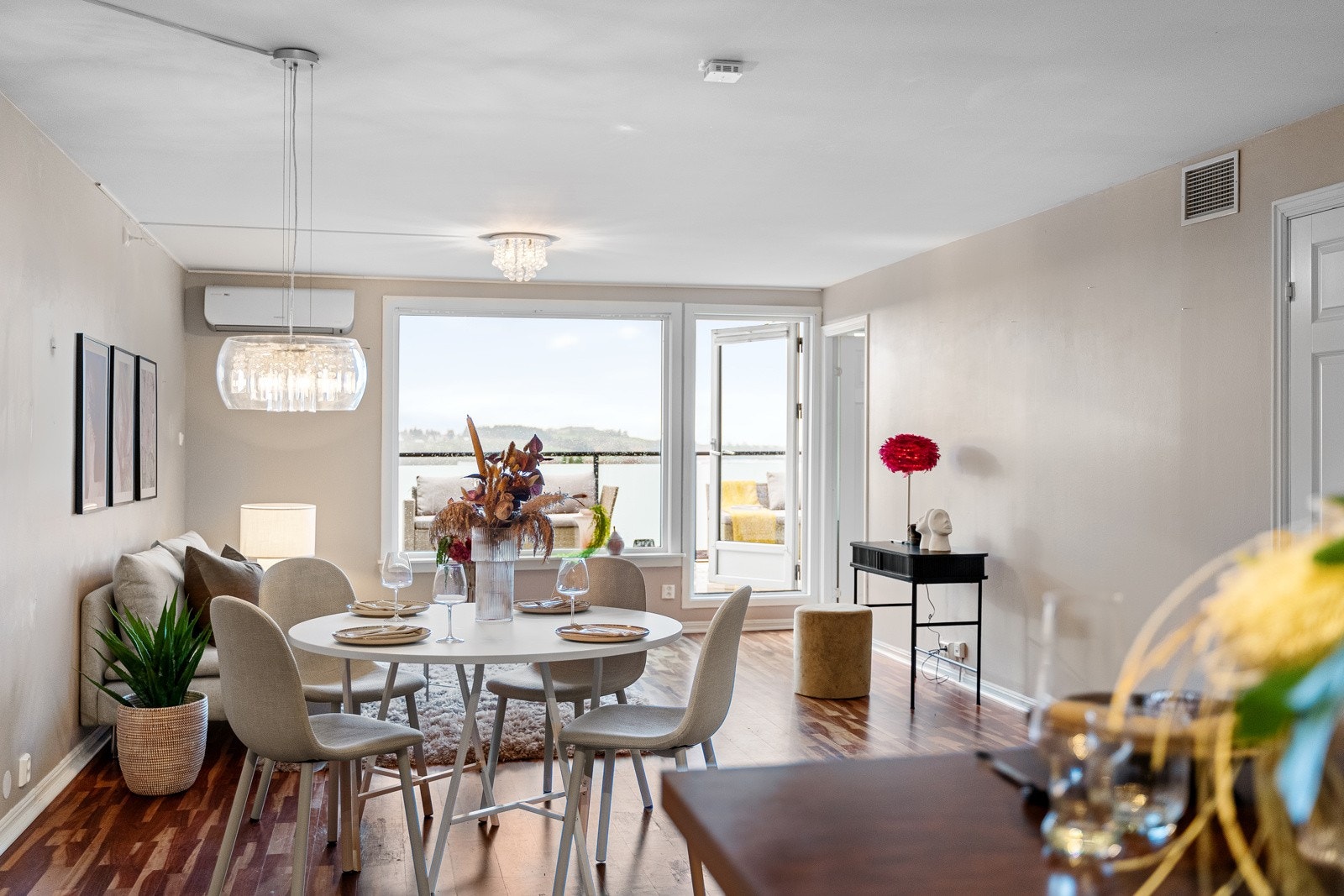 Gjennomgående er store vindusflater som sikrer rikelig med naturlig lysinnslipp. Galleribilde