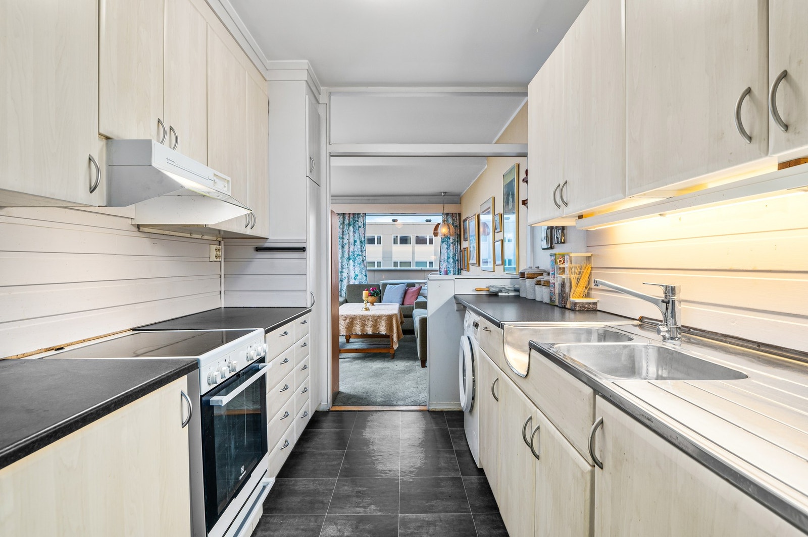 Her er det mye skap og benkeplass. Galleribilde