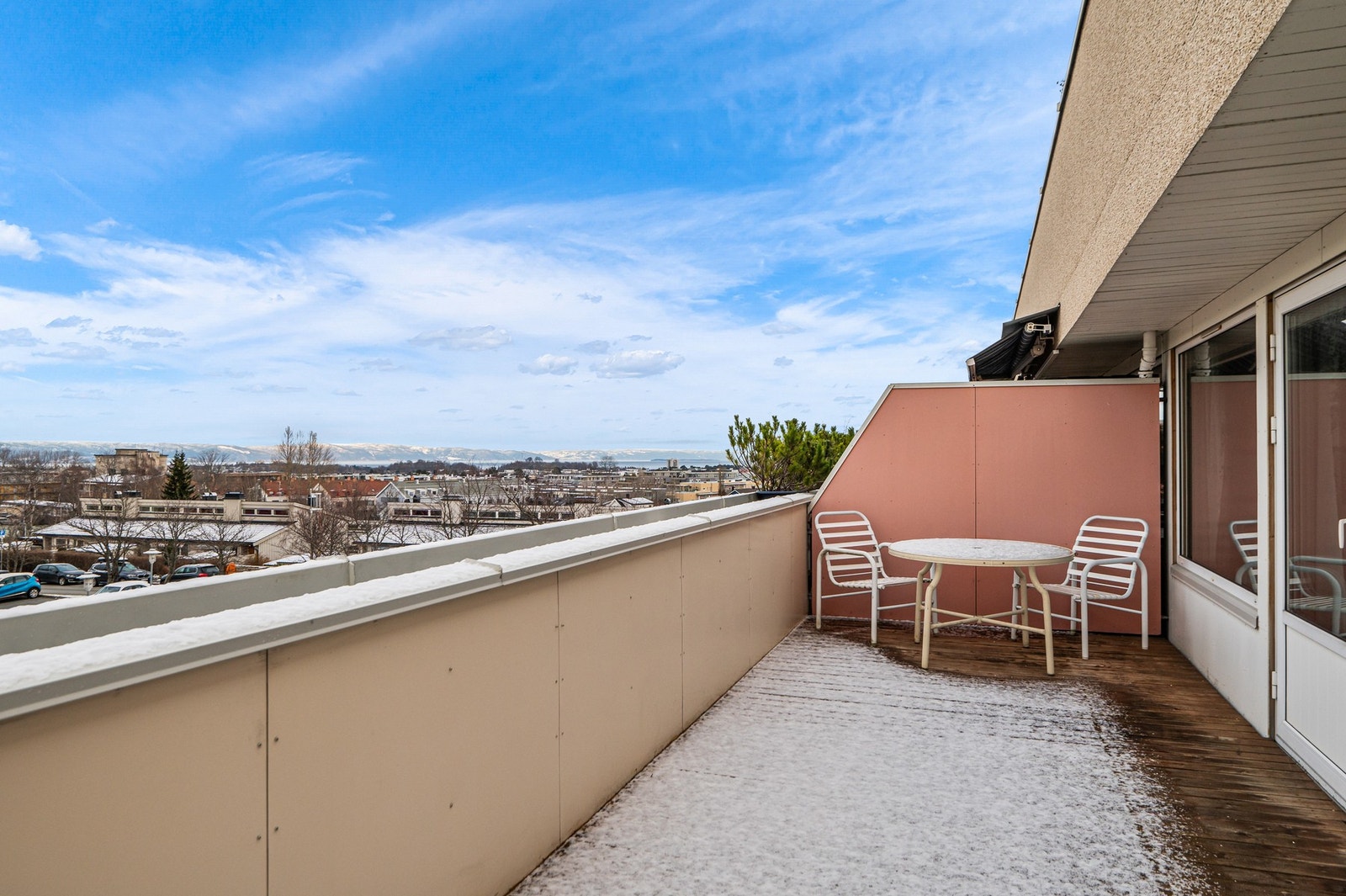 Velkommen til Fjøsmestervegen 5 B, en romslig 3(4)-roms leilighet beliggende i 3. etasje. Galleribilde