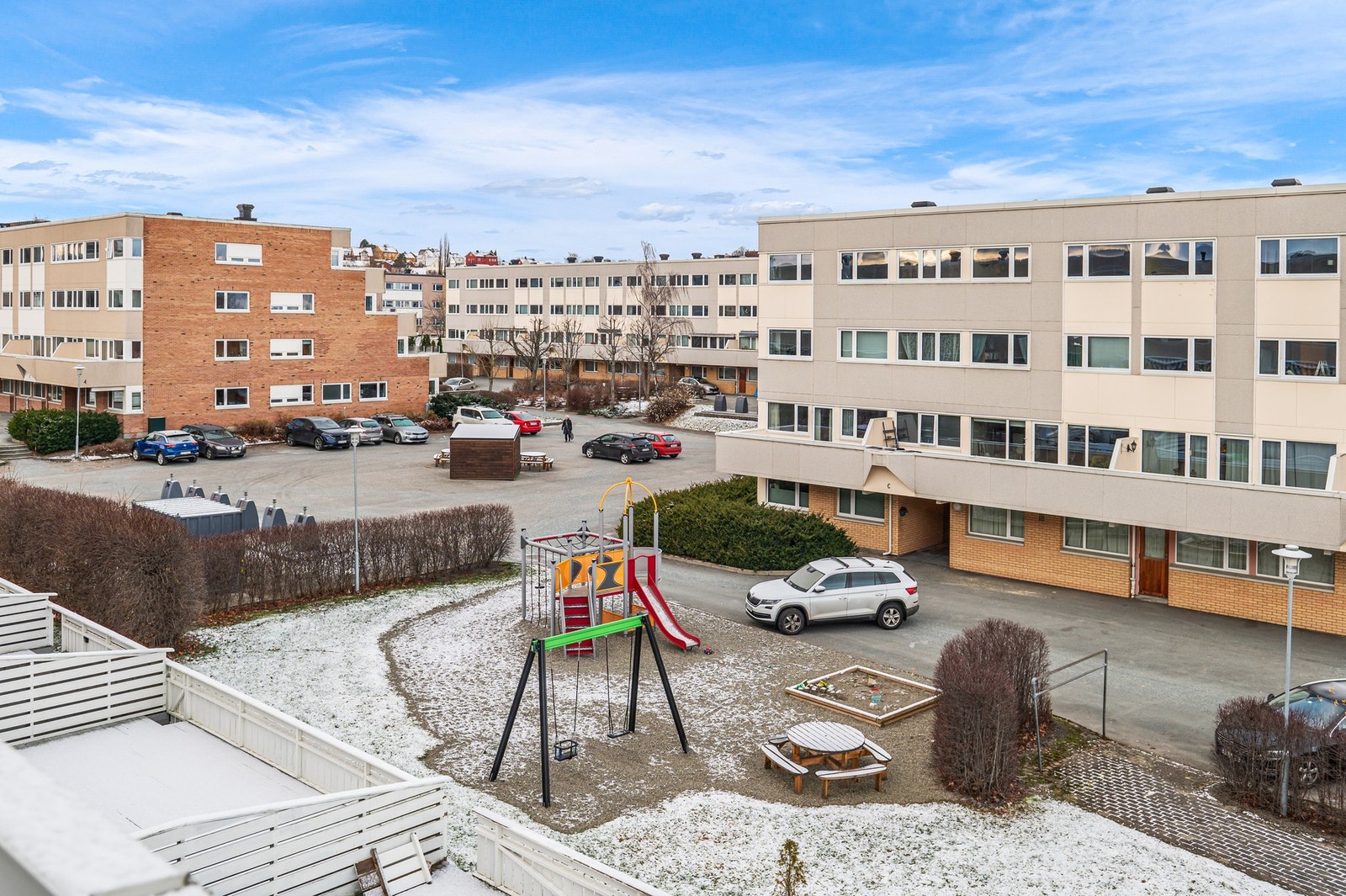 Det er parkering i lukket parkeringskjeller. Galleribilde