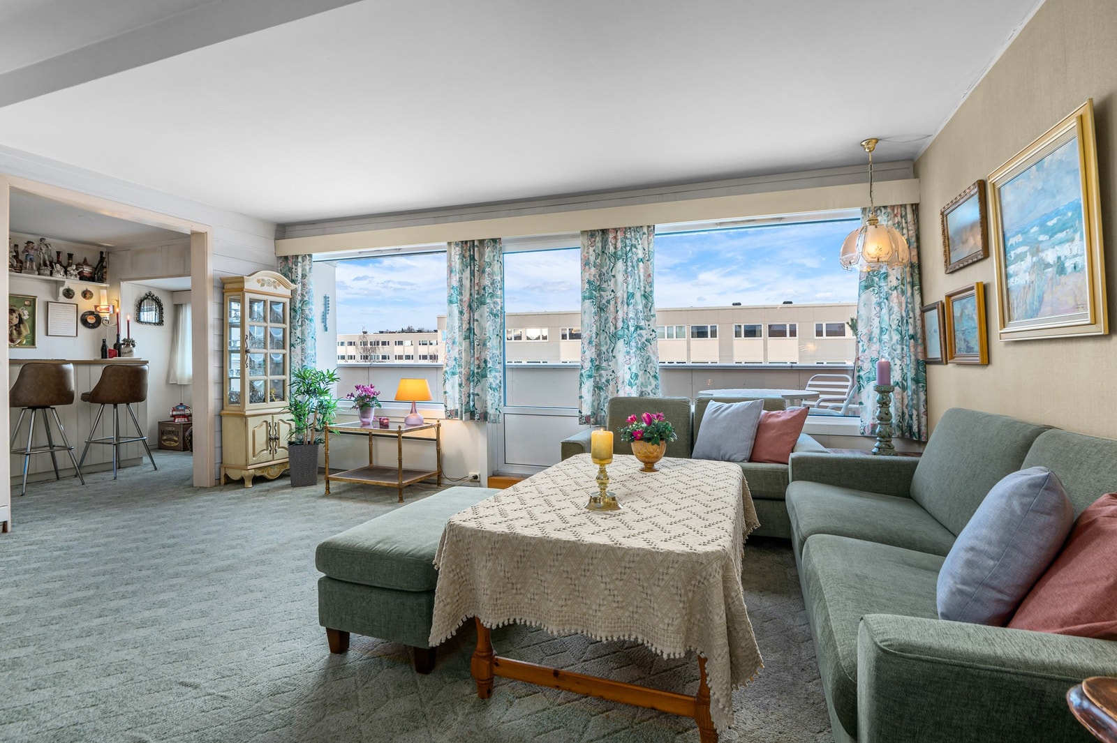 De store vindusflatene gir rikelig med naturlig lysinnslipp! Galleribilde