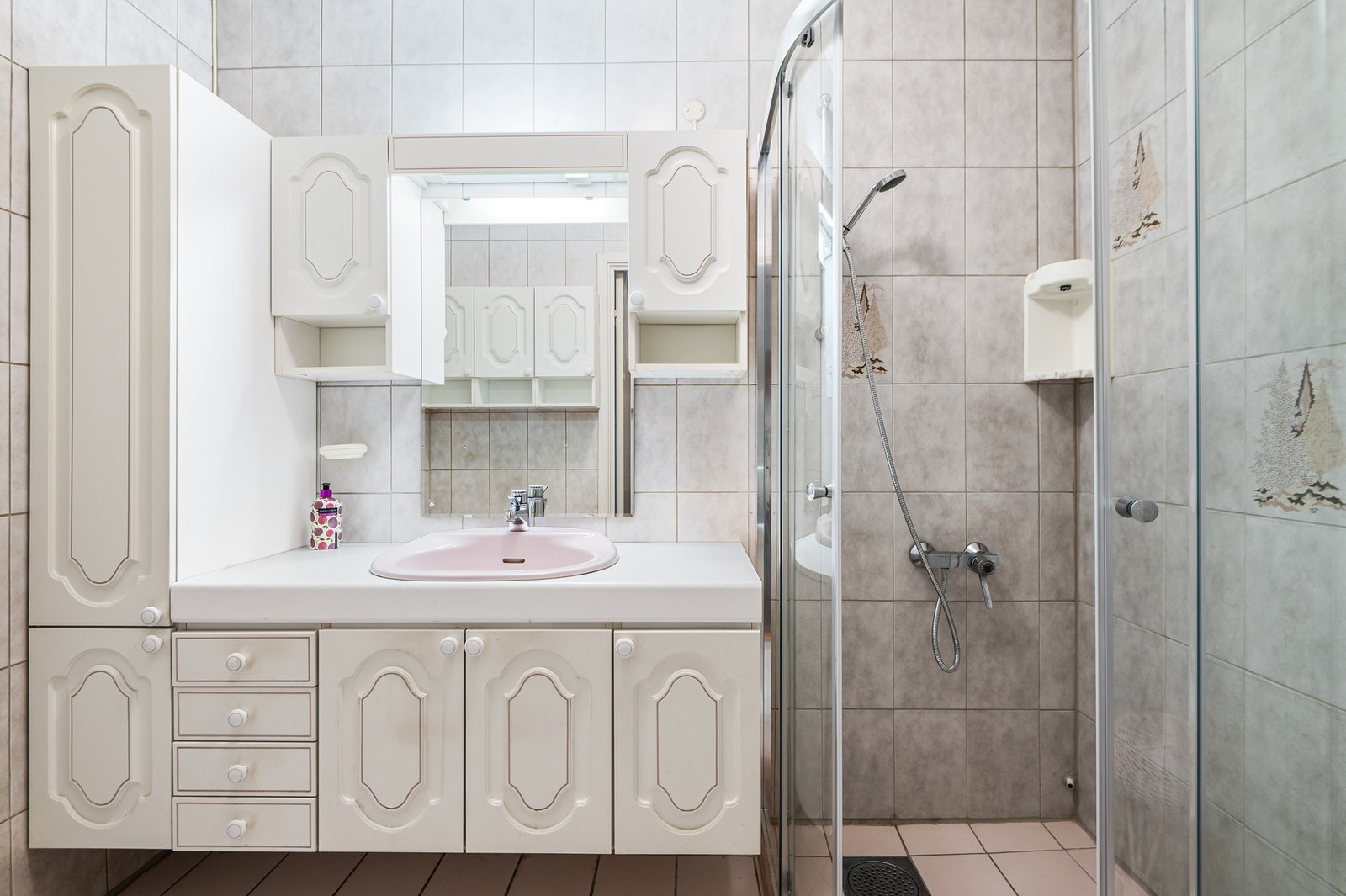 Badet er på underkant av 4 kvm og er utstyrt med servantskap, servant, dusjhjørne og har mekanisk avtrekk Galleribilde