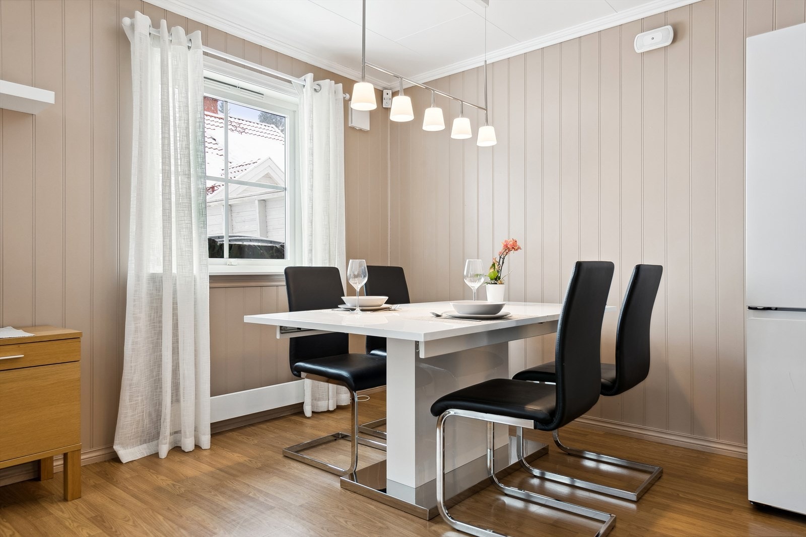 Hyggelig spiseplass hvor man kan nyte et bedre måltid med familien. Galleribilde