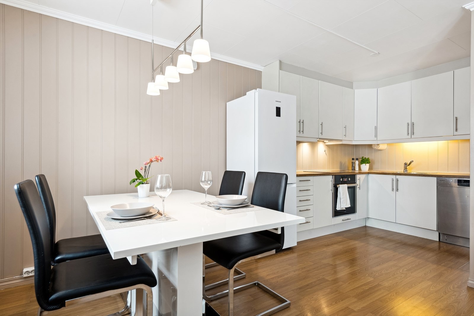 Kjøkken med fin plass til spisebord. Galleribilde