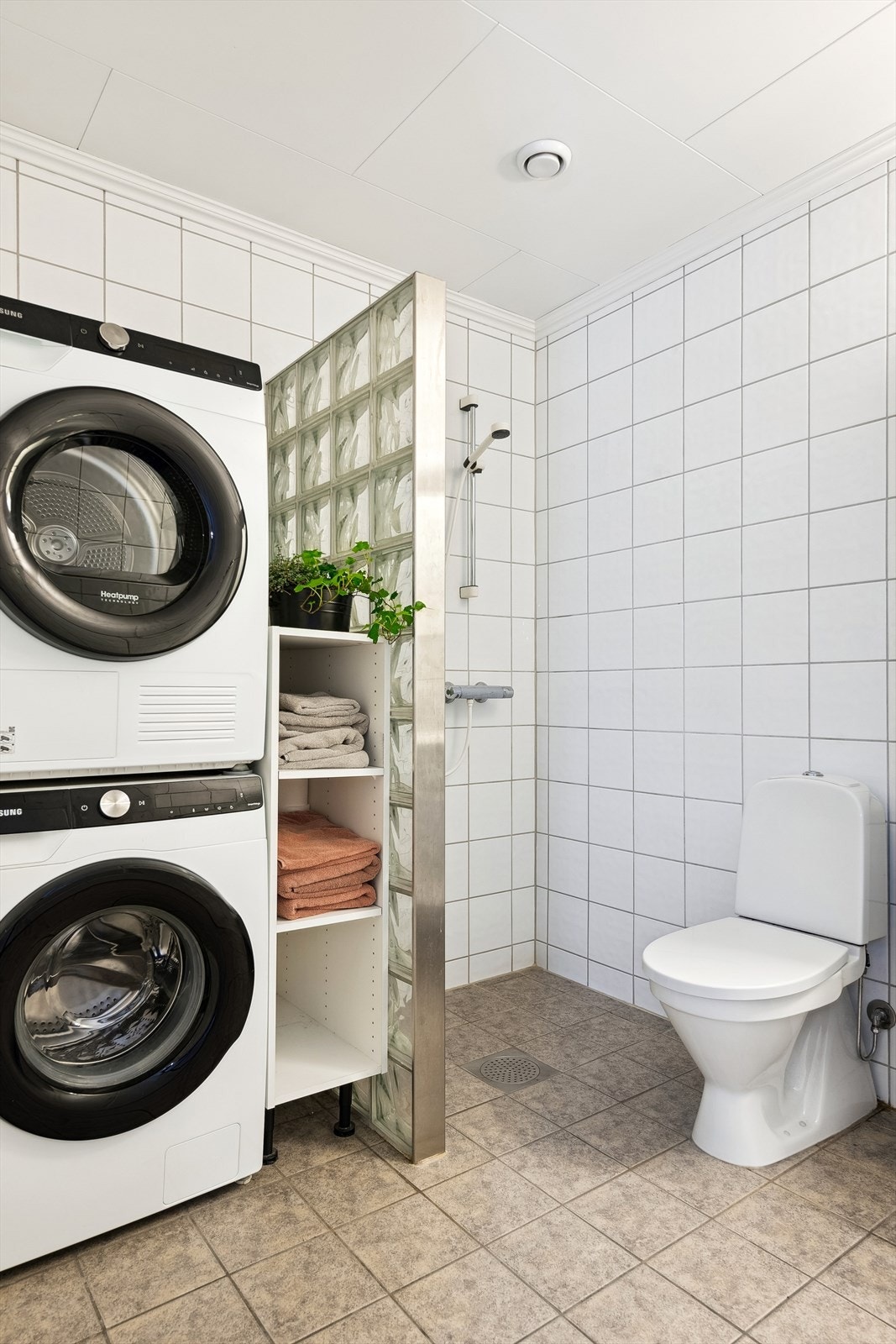 Badet har opplegg for vaskemaskin og tørketrommel. Galleribilde