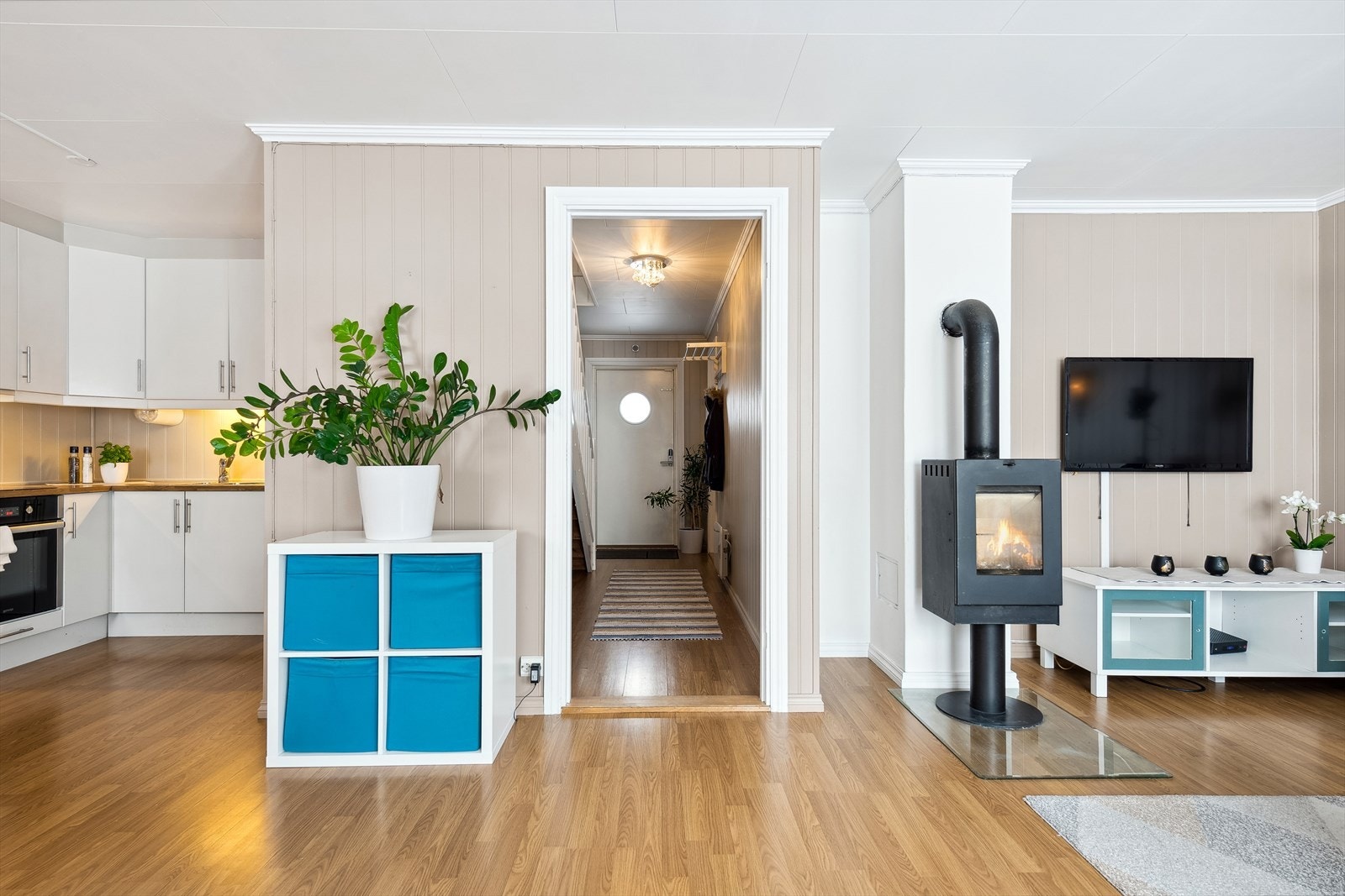 Stemningsfull peisovn med glassdør i stuen. Galleribilde