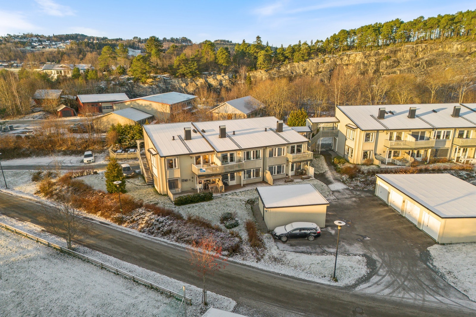Det er heis i bygget. Parkering i garasje. Galleribilde