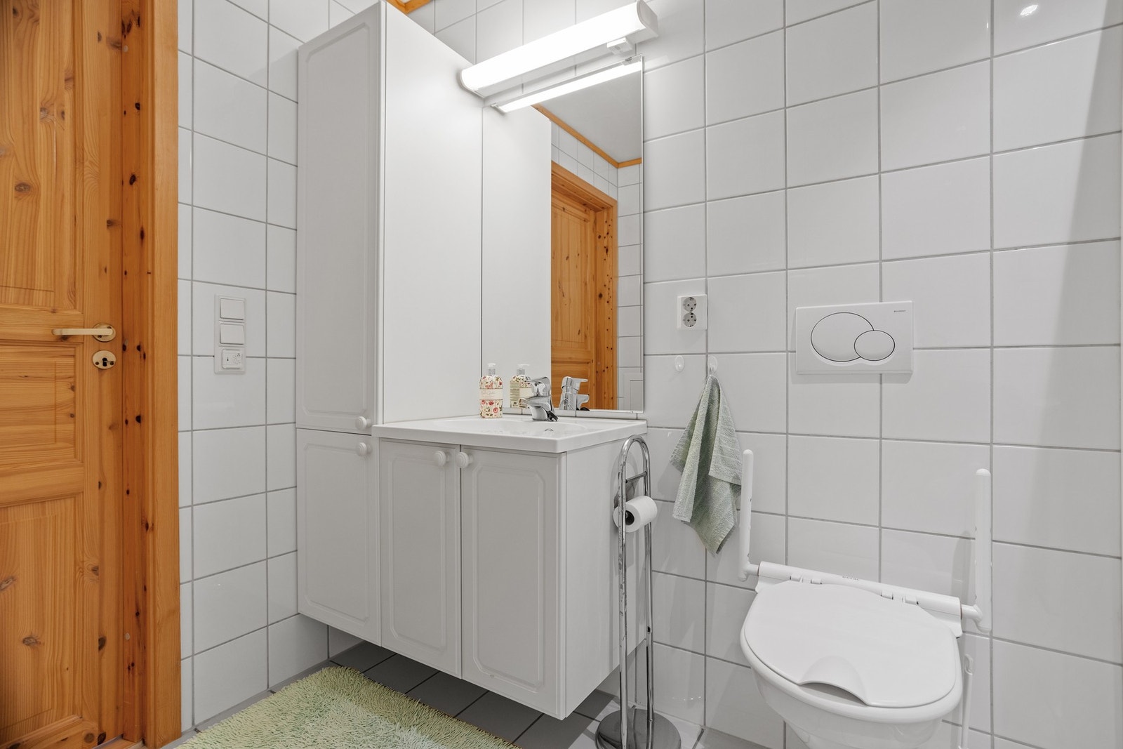 Utstyrt med servantskap, dusjhjørne, toalett og opplegg for vaskemaskin. Galleribilde