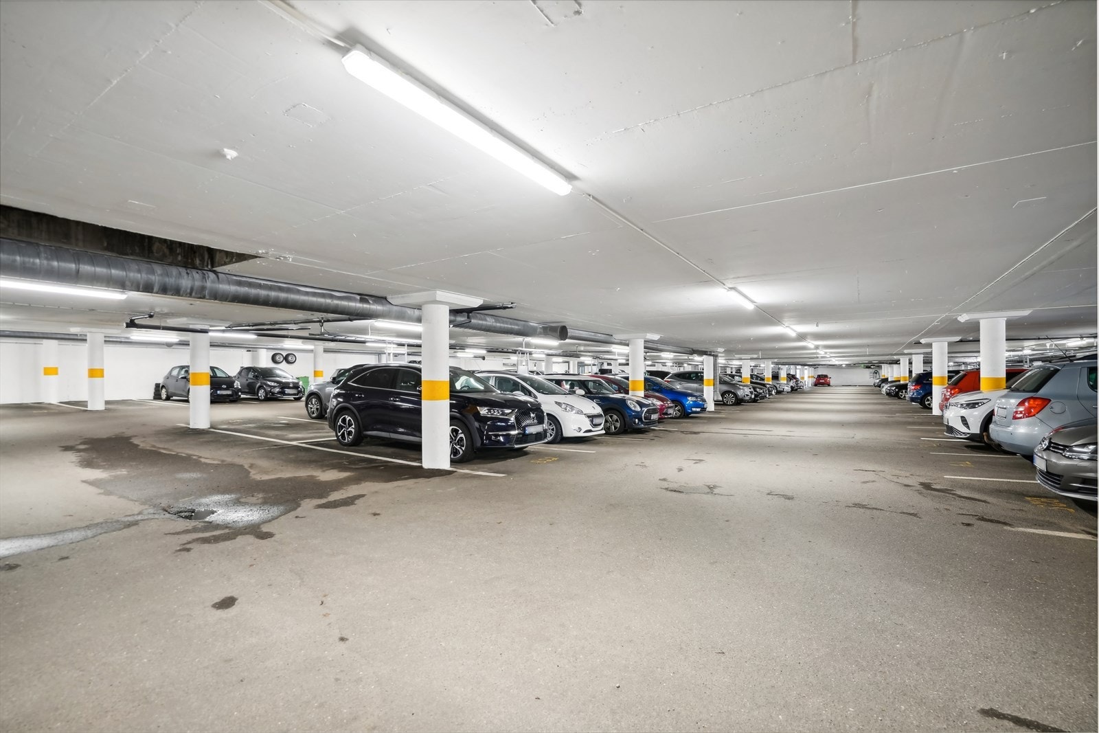 Leiligheten disponerer fast plass med lader for Elbil i felles garasjekjeller Galleribilde