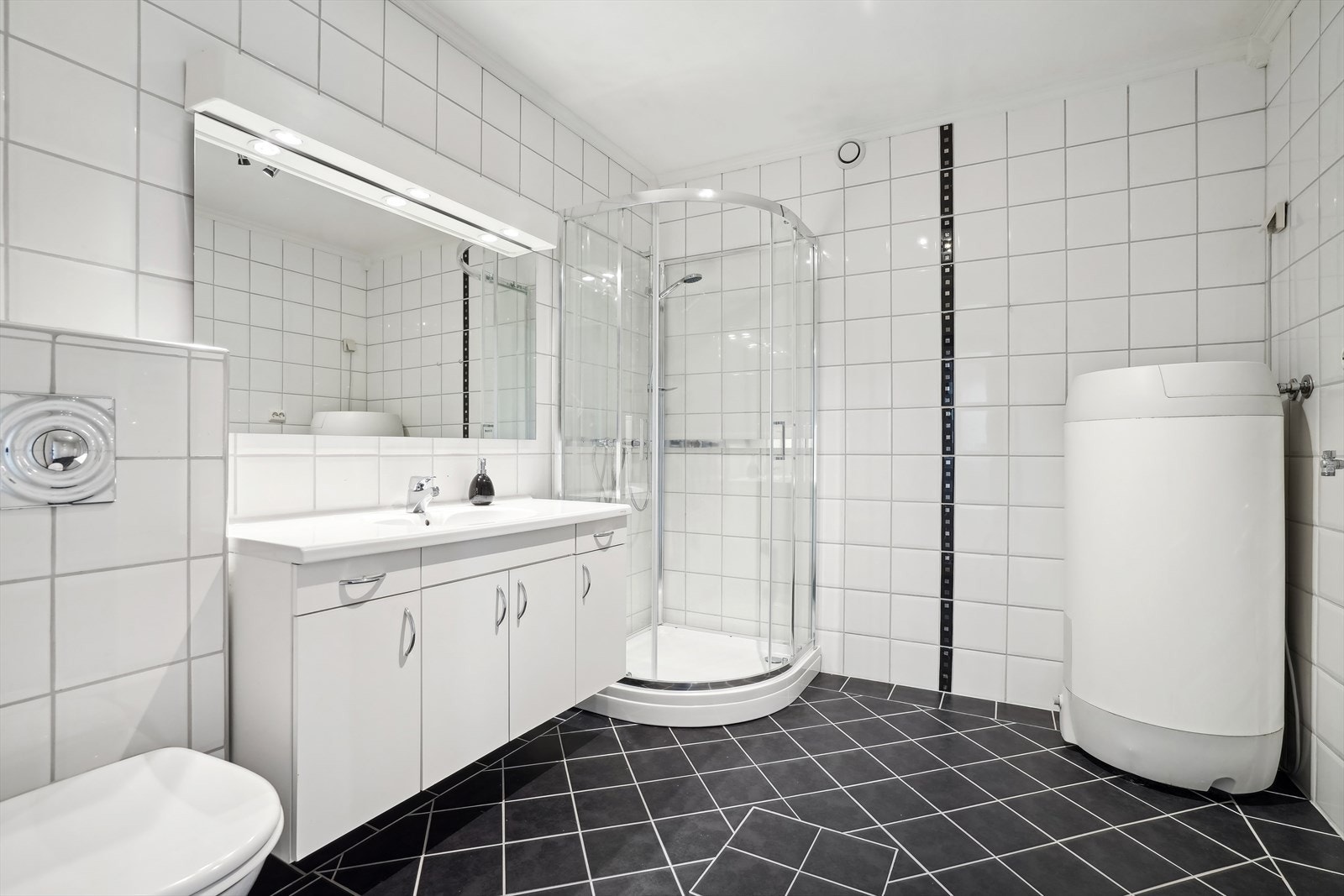 Bad med god og opplegg for vaskemaskin & tørketrommel Galleribilde