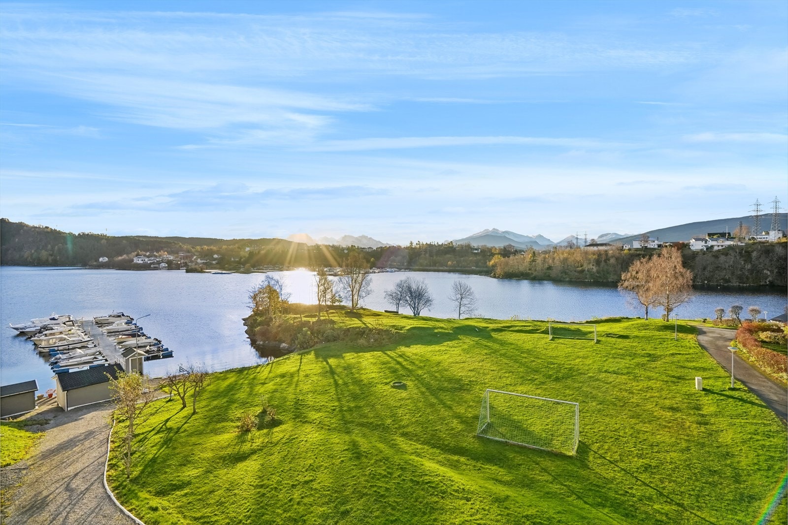 og nydelig utsikt mot Sunnmørsalpane Galleribilde