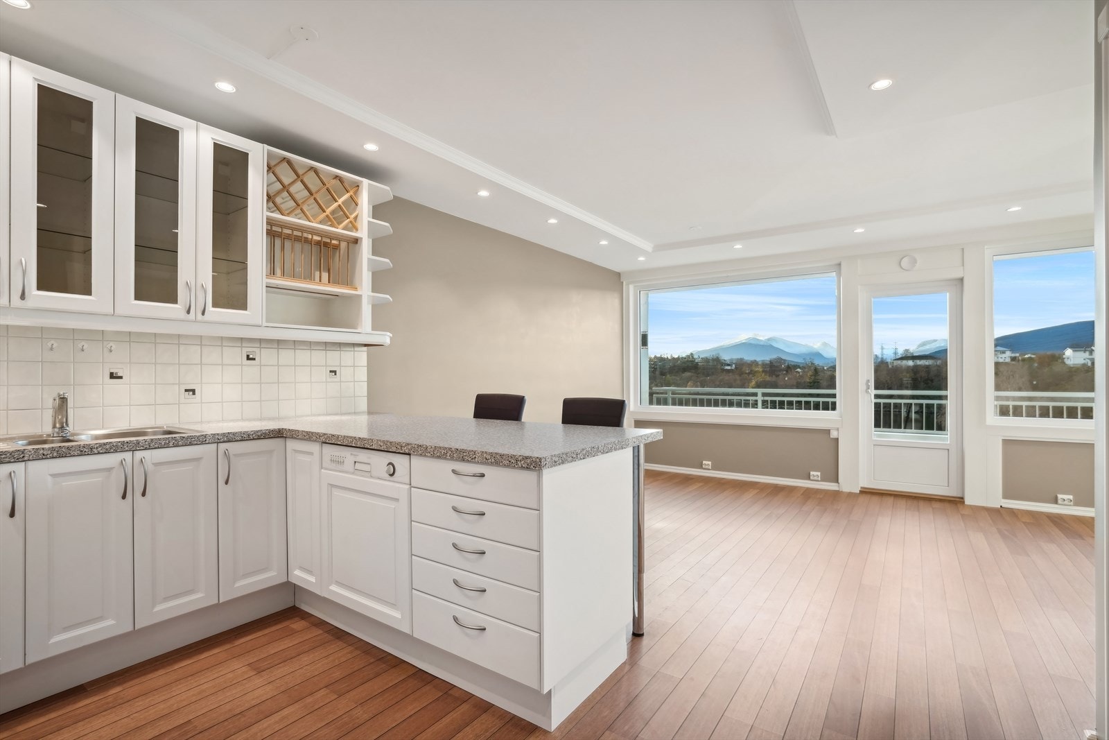 Kjøkken med avtrekk ut via felles avtrekksanlegg Galleribilde