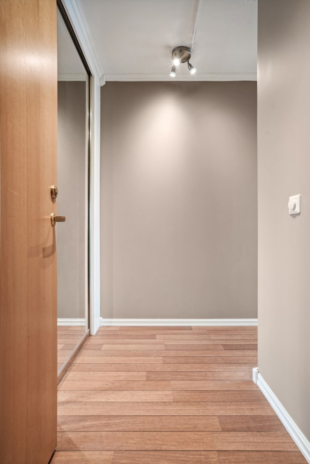 Lys og fin gang med dobbel skyvedørsgarderobe Galleribilde