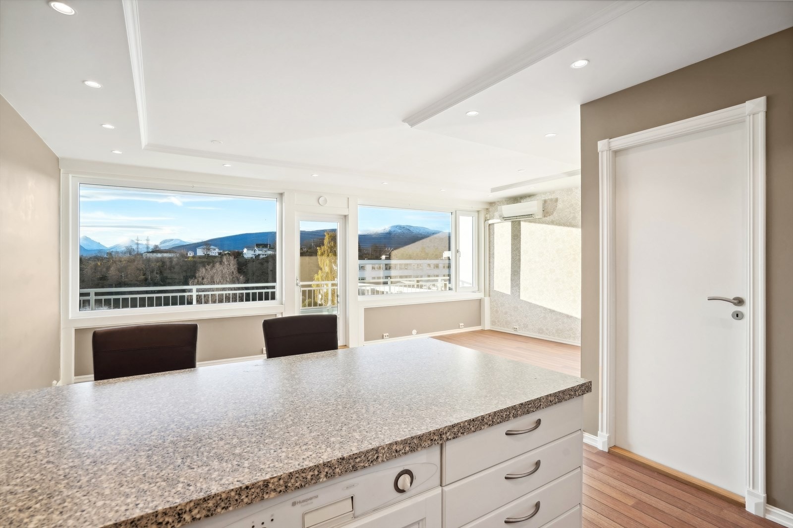 Stue/ kjøkken med fine overflater og spotter i tak fra 2024 Galleribilde