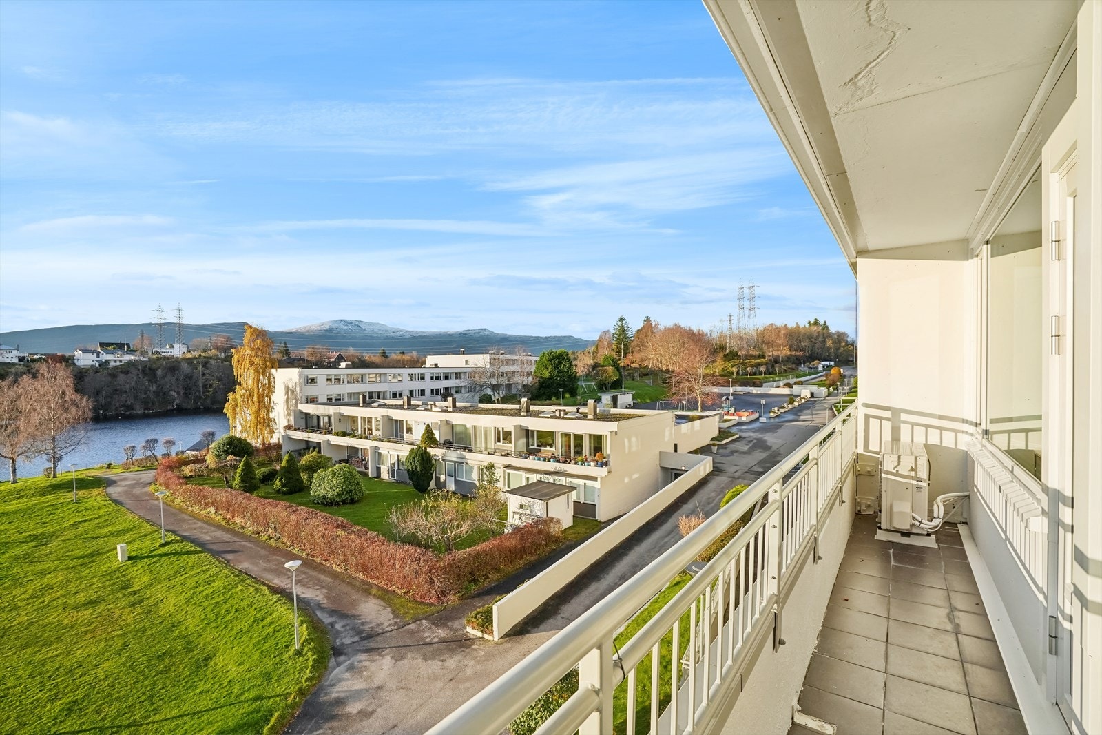 Utgang til balkong fra stue/ kjøkken. Leiligheten ligger vendt mot syd med meget gode solforhold fra morgen til ettermiddag/ kveld alt etter årstid Galleribilde