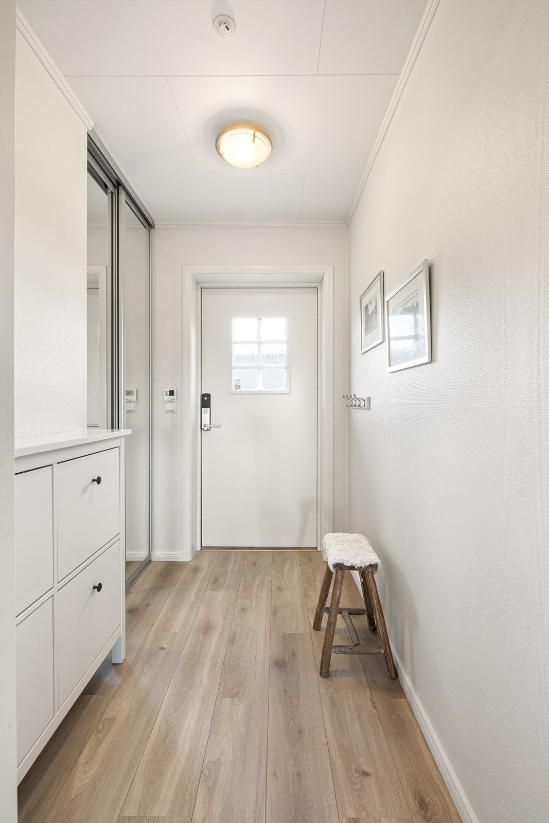 Entréen er utstyrt med skyvedørsgarderobe som gir god plass til oppheng av yttertøy og plassering av sko som er i daglig bruk. Galleribilde