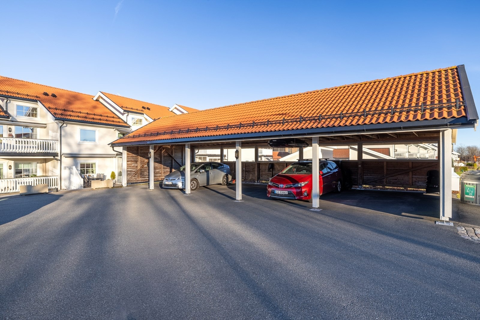 Carport i felles rekke, samt en utvendig sportsbod med gode lagringsmuligheter. Galleribilde