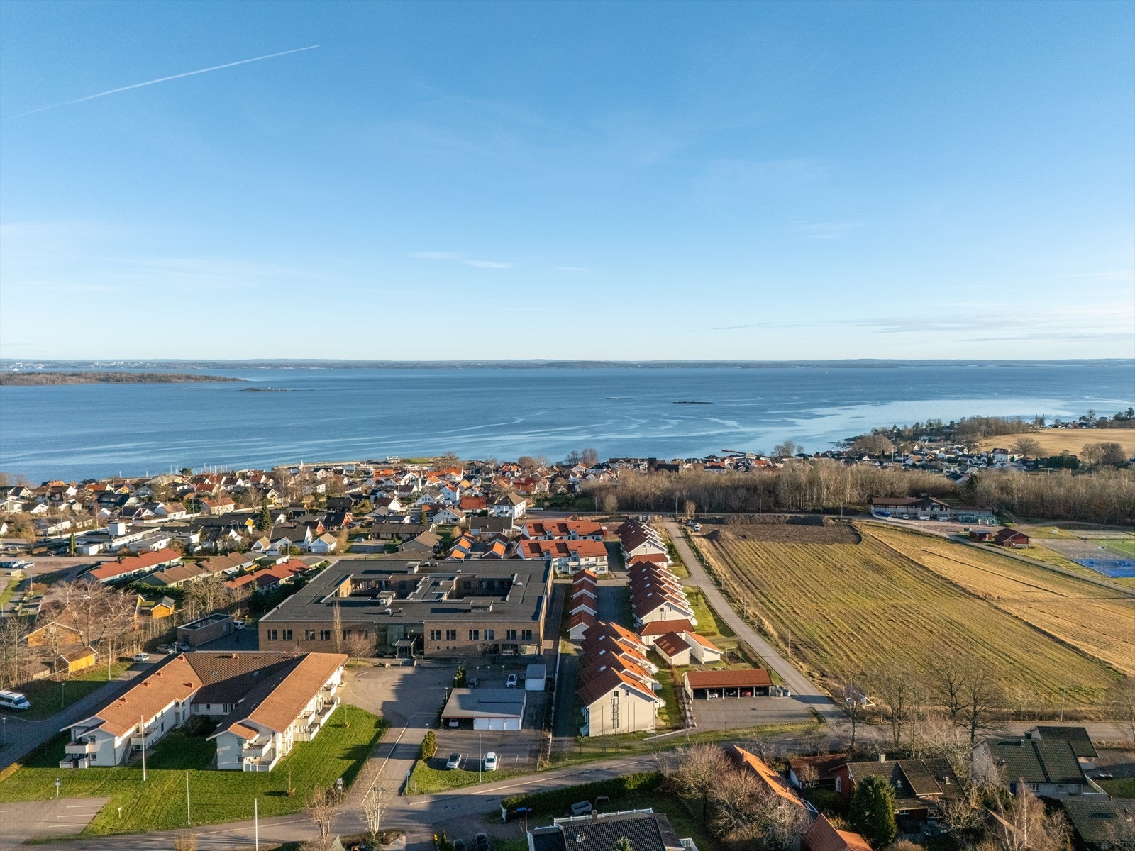Fra leiligheten er det kort gangavstand til blant annet barnehage og barneskole og idrettsanlegg. Videre er det korte avstander til Paletten kjøpesenter med blant annet Meny dagligvareforretning, apotek, klesbutikk, frisør, blomsterbutikk og Vinmonopol. Galleribilde