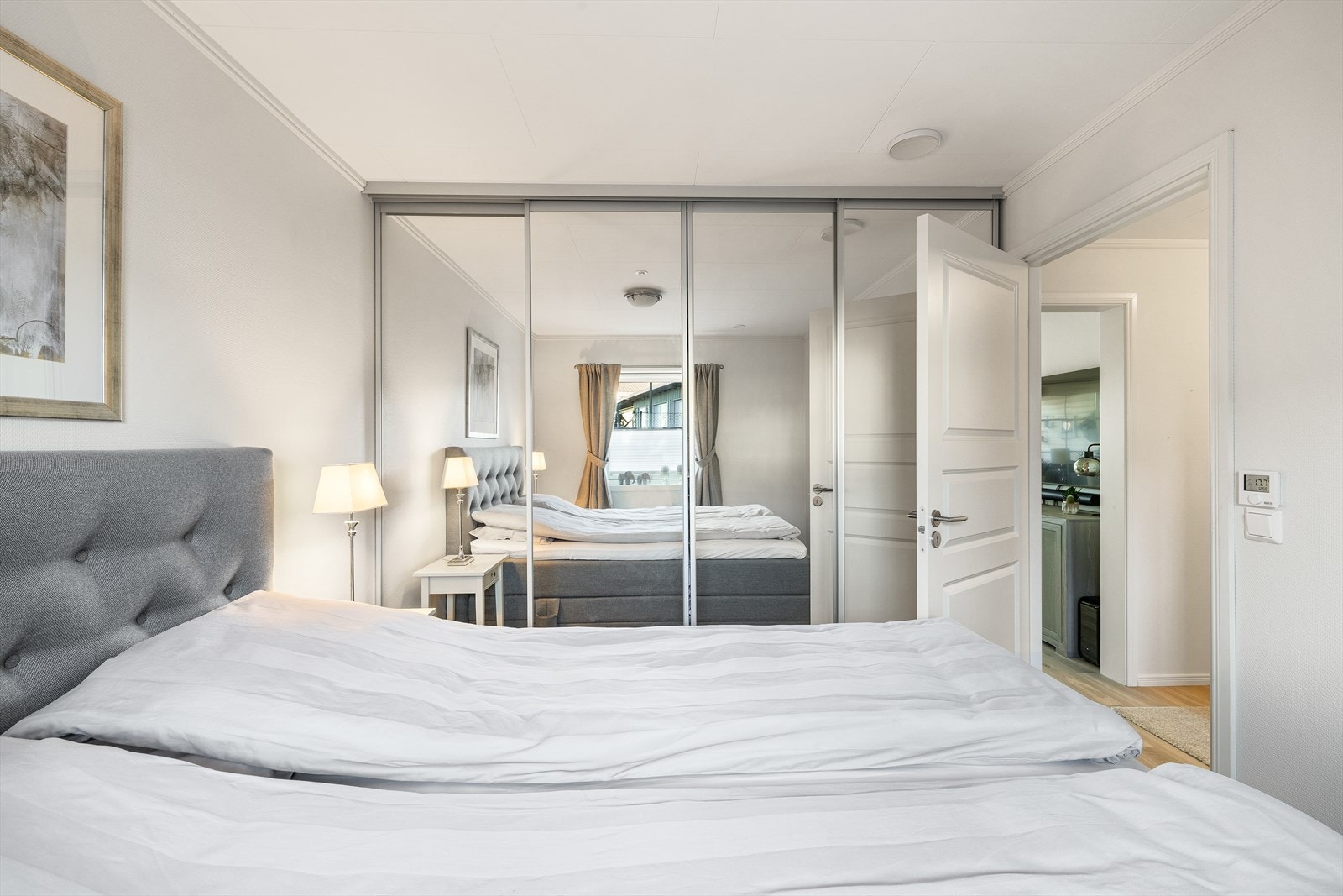 Hovedsoverommet har fint plass til dobbeltseng og er også innredet med en romslig skyvedørsgarderobe. Galleribilde