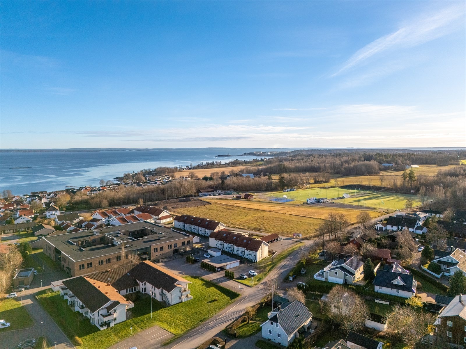 Eiendommen har en attraktiv beliggenhet i et stille, rolig og barnevennlig område midt i Åsgårdstrand. Galleribilde
