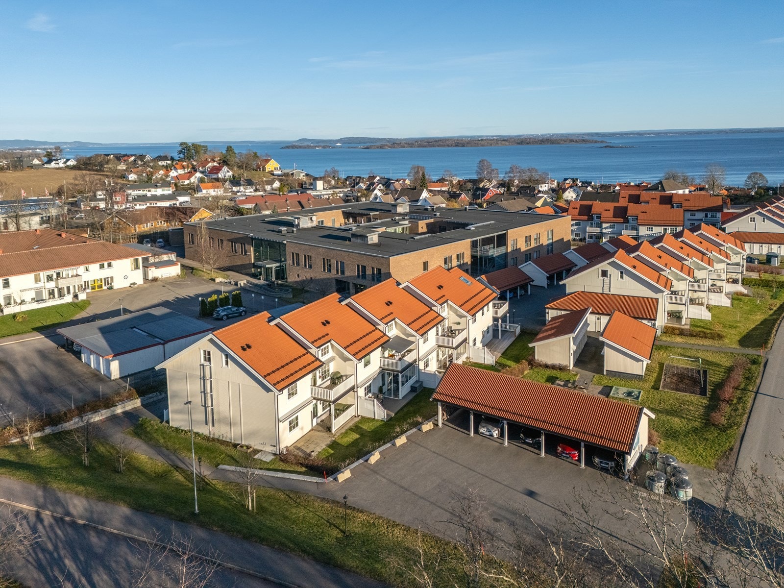 Alle leilighetene i 1. etasje disponerer et lite område ved terrasseutgangen. Dette området har seksjonseier ansvar for, og enerett til, men det betyr ikke at seksjonseier kan sette opp bygg, terrasser o.l som bryter med vedtektene. Galleribilde