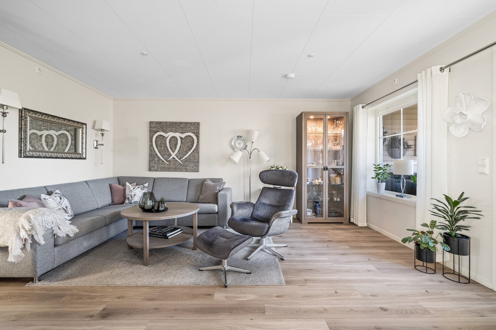 Gjennomgående for boligen er lyse og tidløse overflater som gjør det enkelt å kunne sette et personlig preg. Galleribilde
