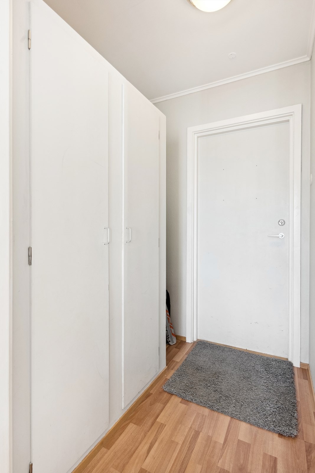 Leiligheten har to entréer, begge med oppbevaringsplass til klær og utstyr. Galleribilde
