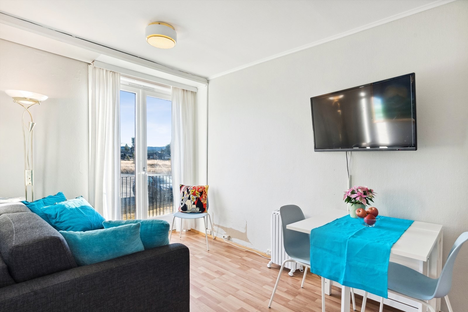 Lys og hyggelig leilighet med to entréer, stue, soverom og to bad. Fra stuen er det utgang til fransk balkong. Galleribilde