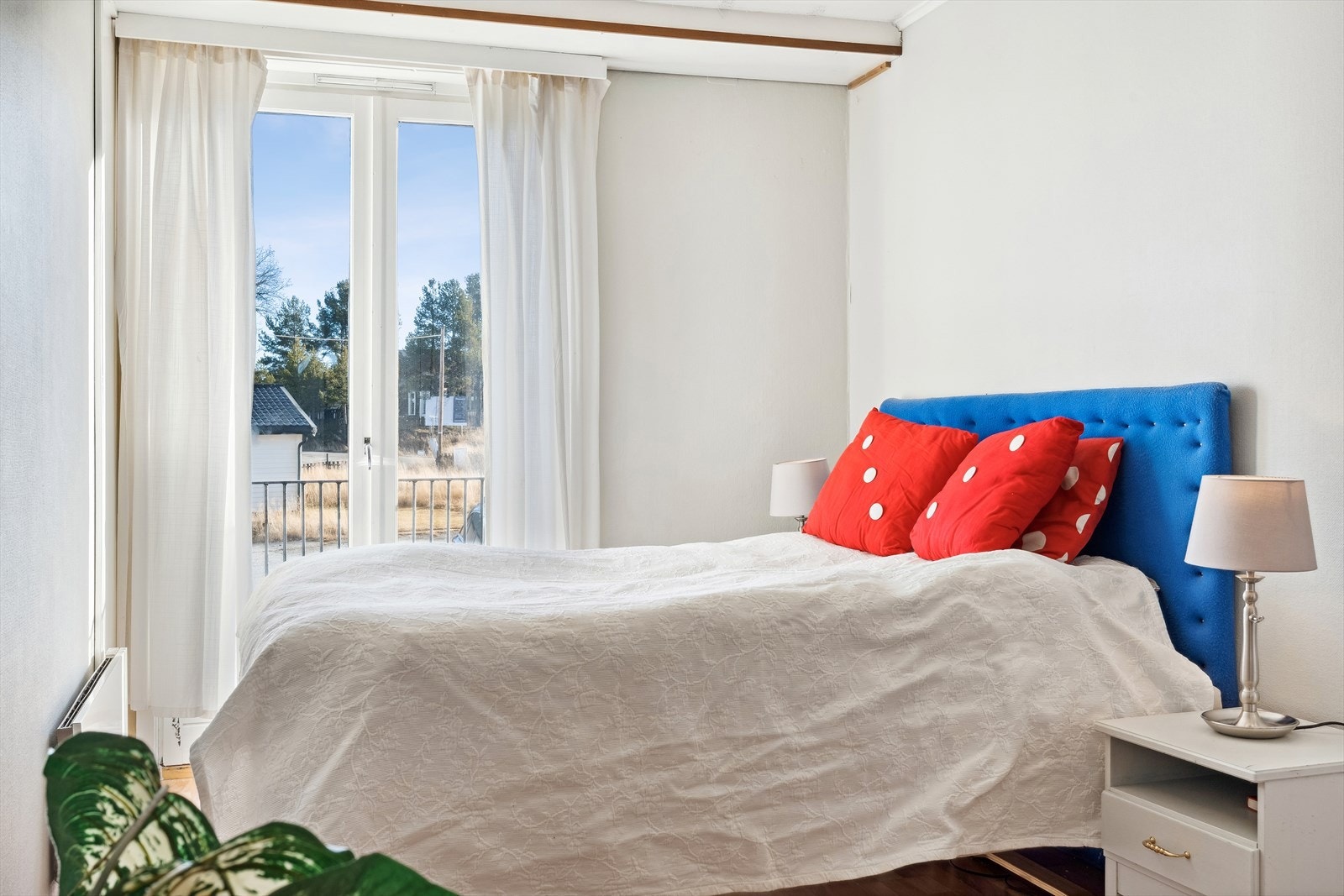 Leiligheten er bestående av det som tidligere var to hotellrom, og har derfor eget soverom med utgang til fransk balkong. Galleribilde