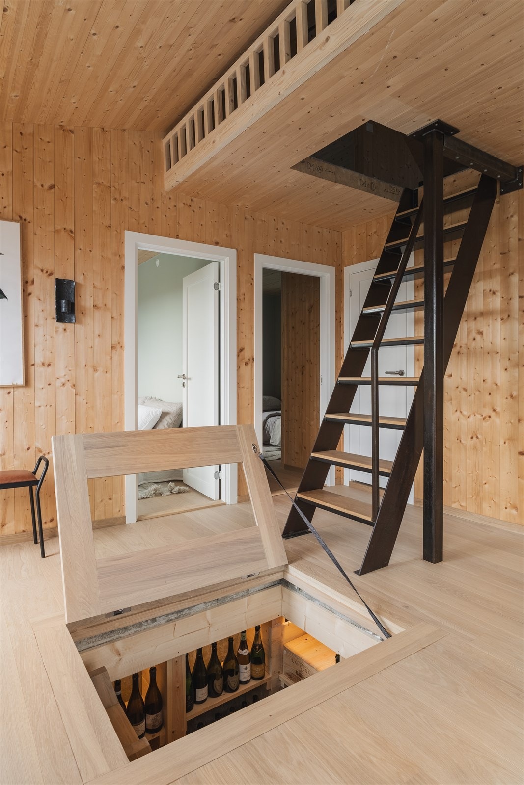 Vinrom nedfelt i stuegulvet med glassluke Galleribilde