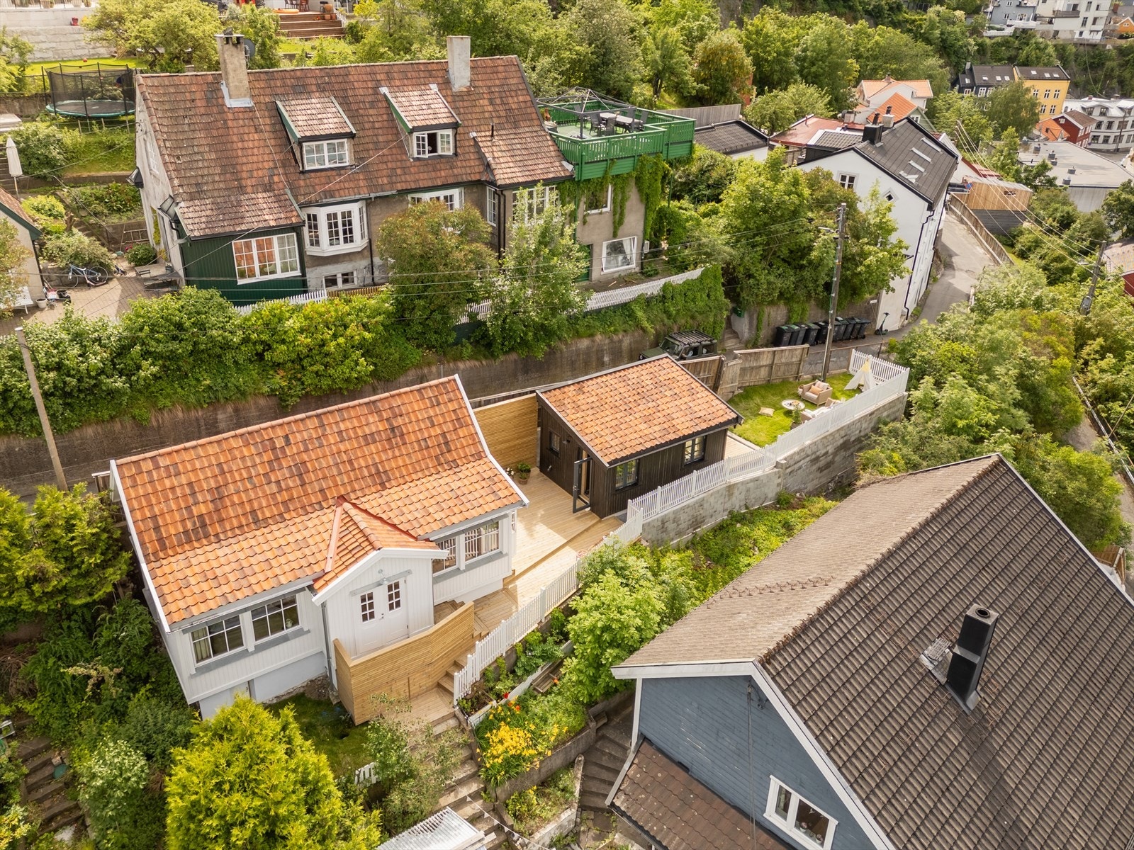 Ryenbergveien 13 C ligger tilbaketrukket i et rolig område med umiddelbar nærhet til alt Oslo har å by på. Galleribilde