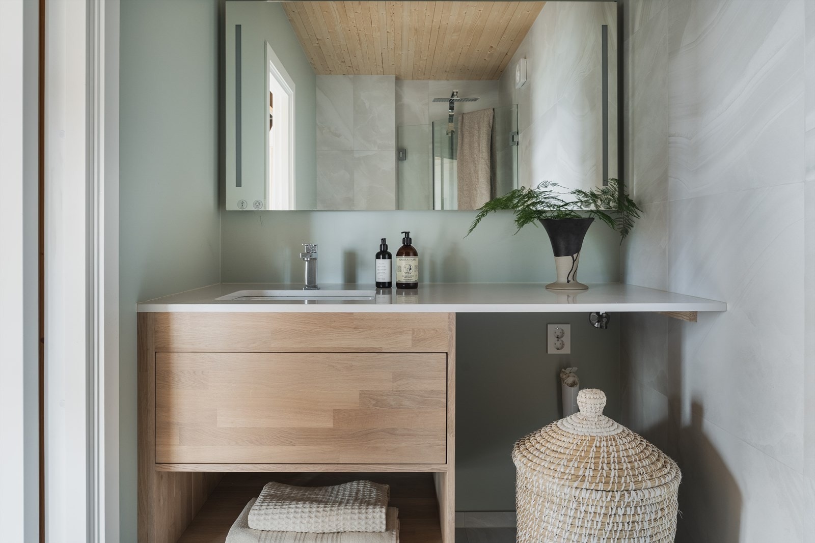 Lekkert flislagt bad med varme i gulv og opplegg for vaskemaskin Galleribilde