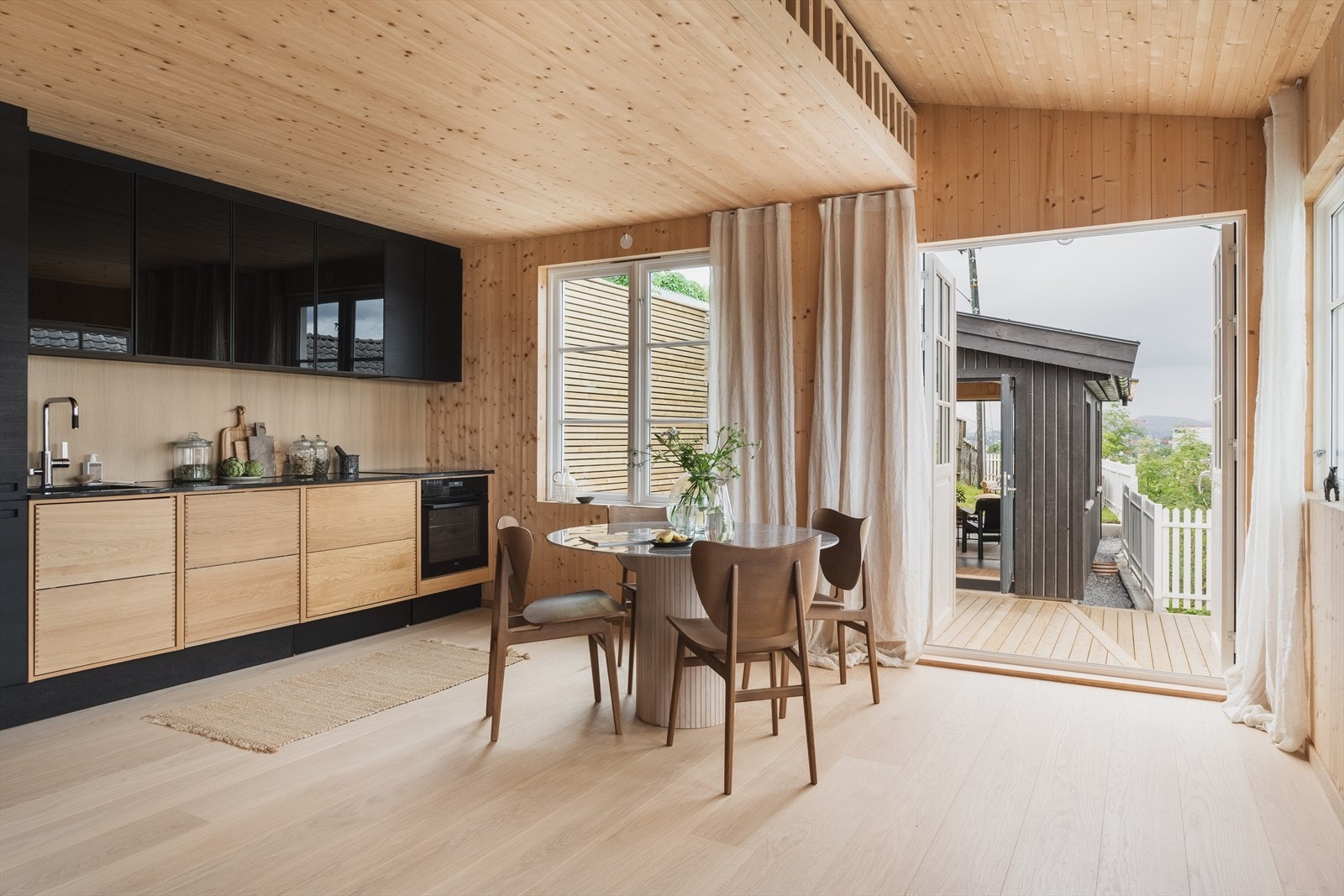 Meget arealeffektiv planløsning over to plan + uthus gir rom for mange bruksområder. Galleribilde