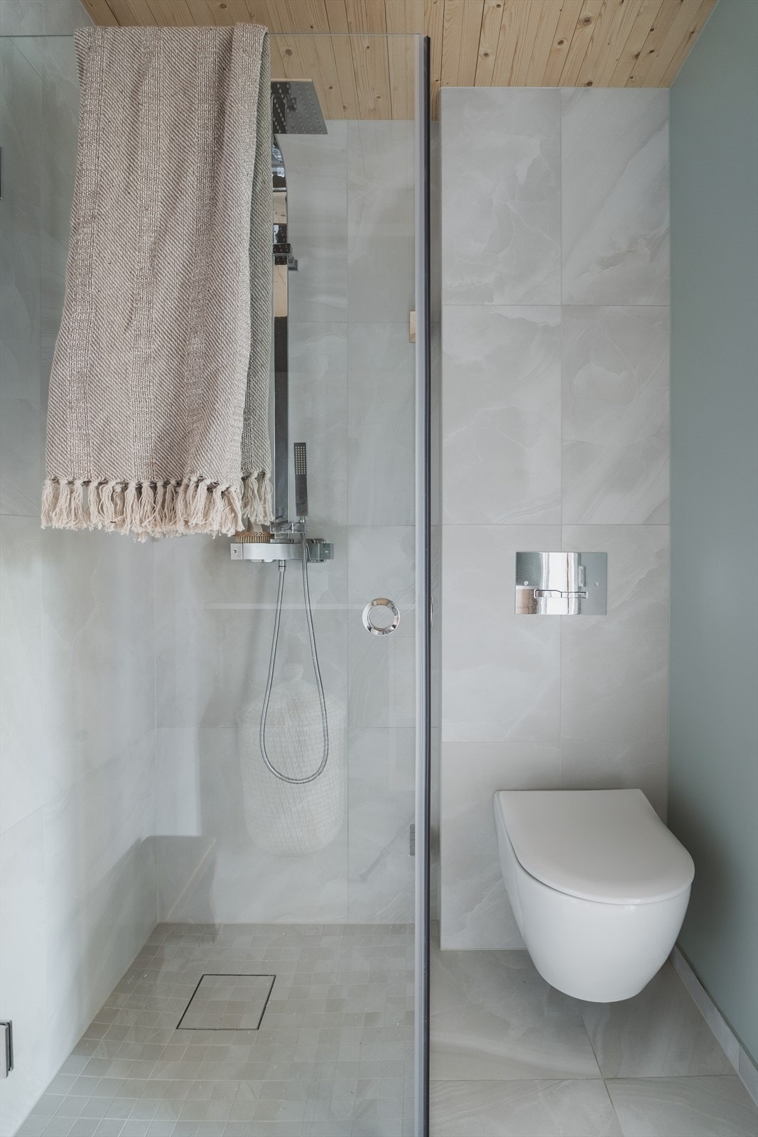 Utstyrt med veggmontert wc, servantskap, opplegg for vaskemaskin, dusjhjørne, innfellbare dusjdører og mekanisk avtrekk Galleribilde