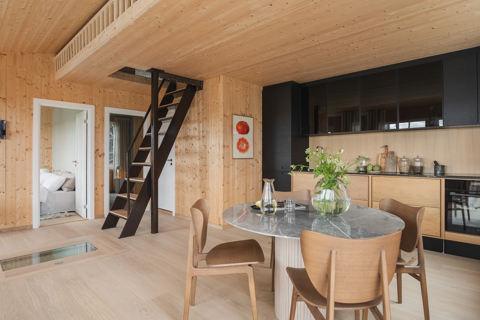 Det er integrert kjøl/fryseskap, platetopp, stekeovn og oppvaskmaskin. Galleribilde