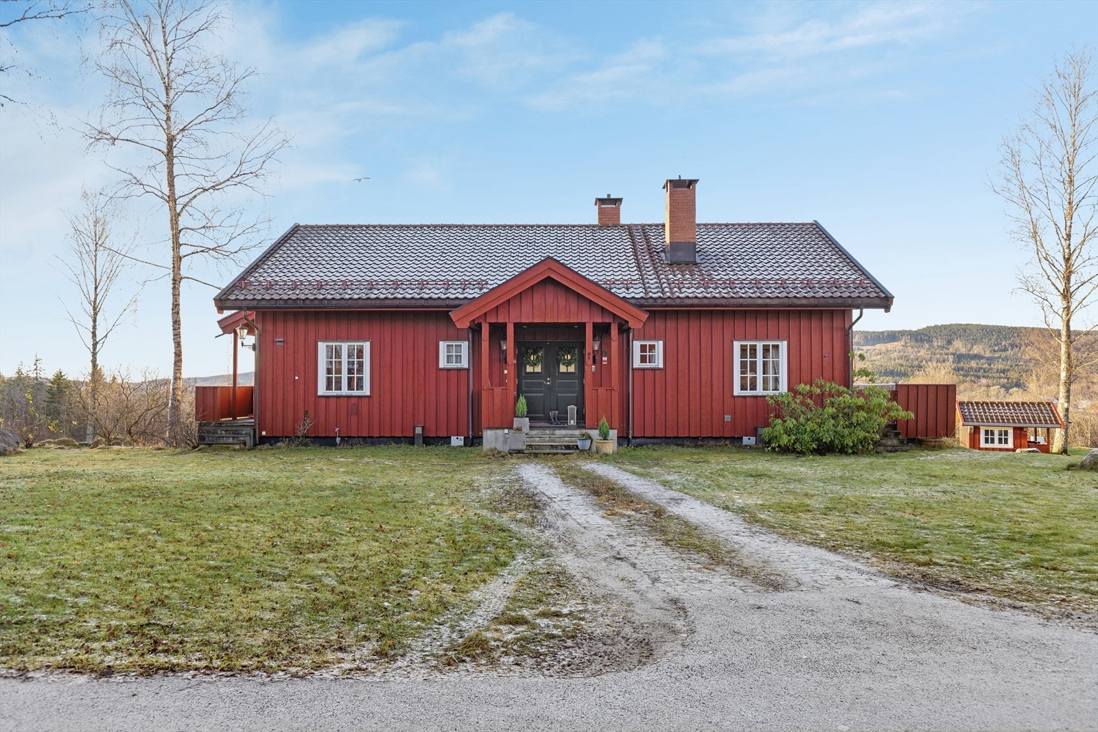 Beskjedent inntrykk fra inngangssiden. Men, en "oase" innvendig Galleribilde