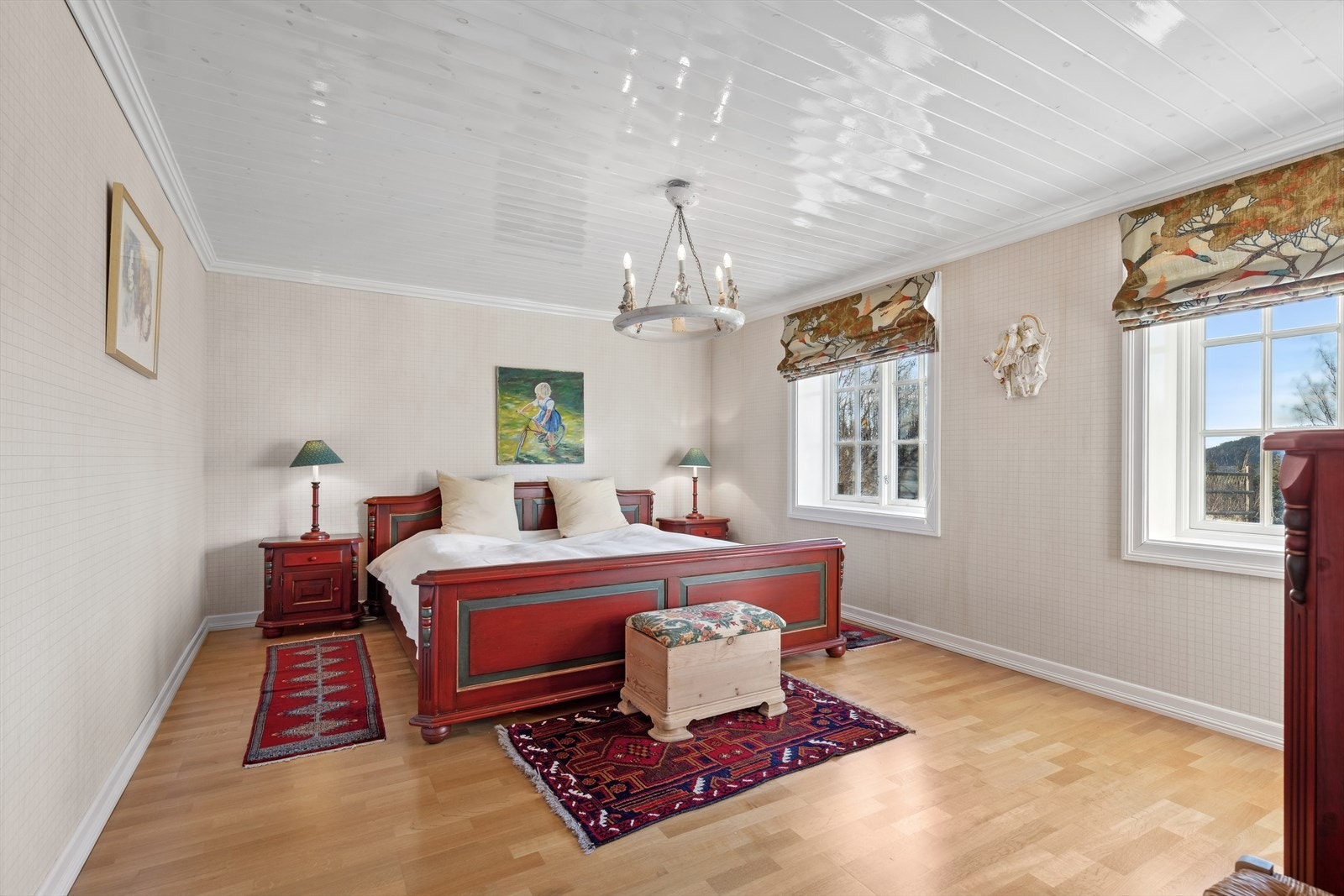 Soverom nr 3 i u.etg. Huset har totalt fem soverom. Tre av de ligger i underetasjen. Her er det god plass til stor dobbeltseng og garderobeløsning. Galleribilde