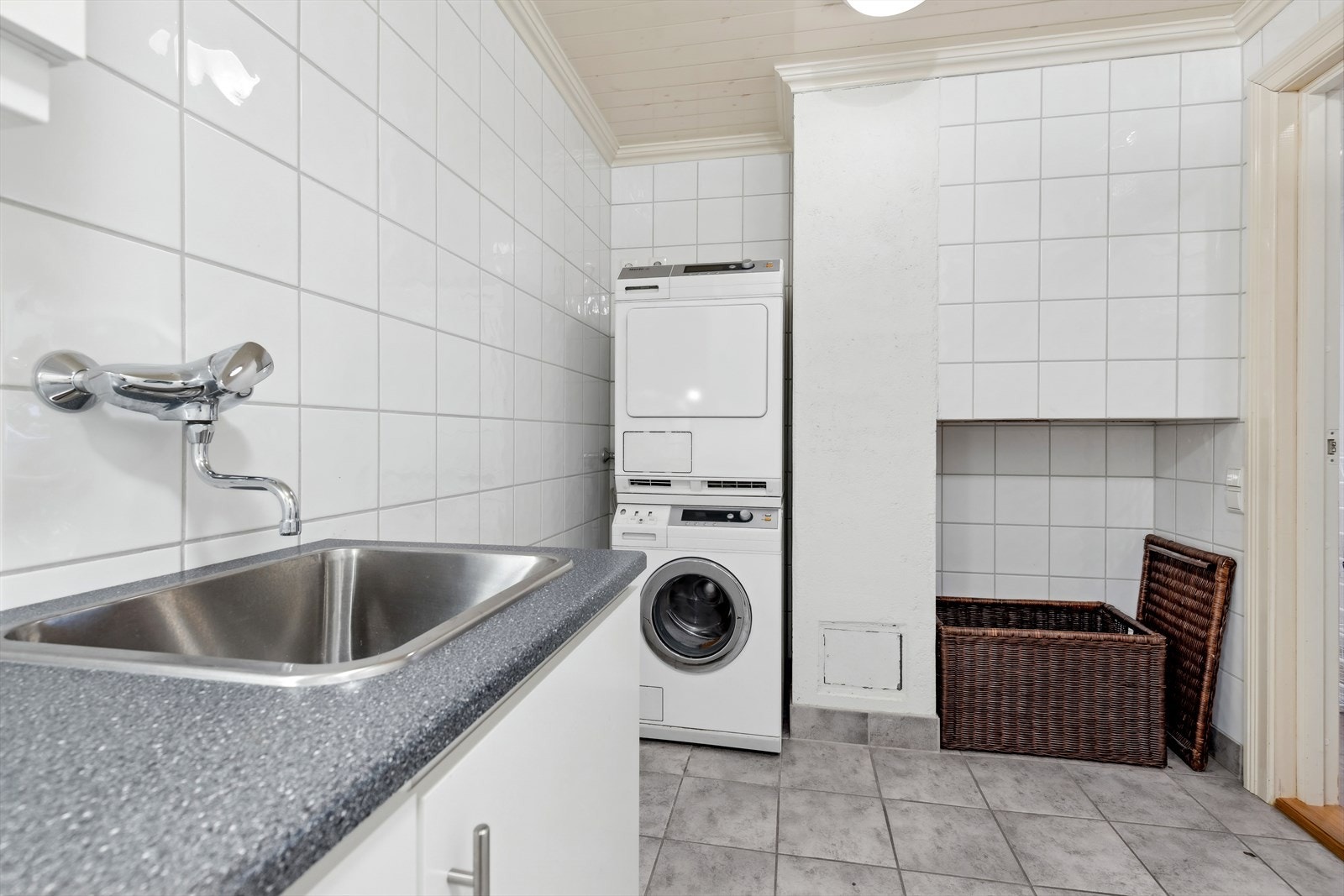 I underetasjen er det vaskerom med rikelig plass for oppbevaring i skap og skuffer. Her har man plass til alt man ellers lurer på skal være. Galleribilde