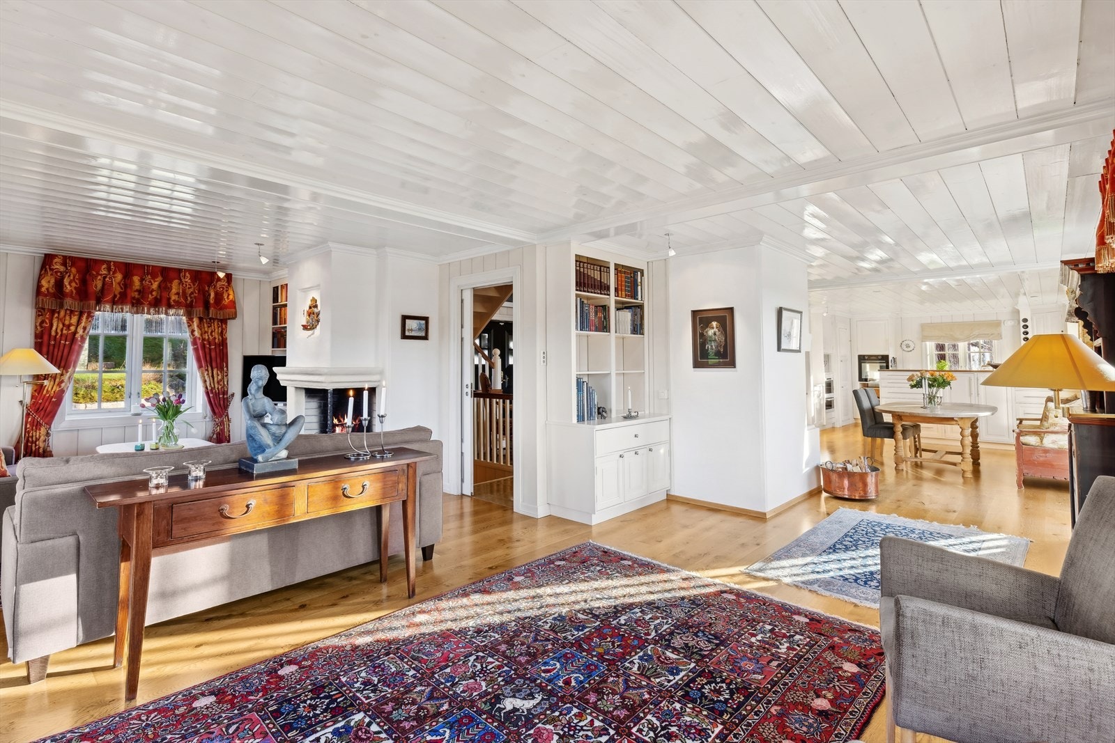 Det er flere plassbygde løsninger i boligen som er med på å løfte helhetsinntrykket. Huset er gjennomført i en fin, klassisk stil. Galleribilde