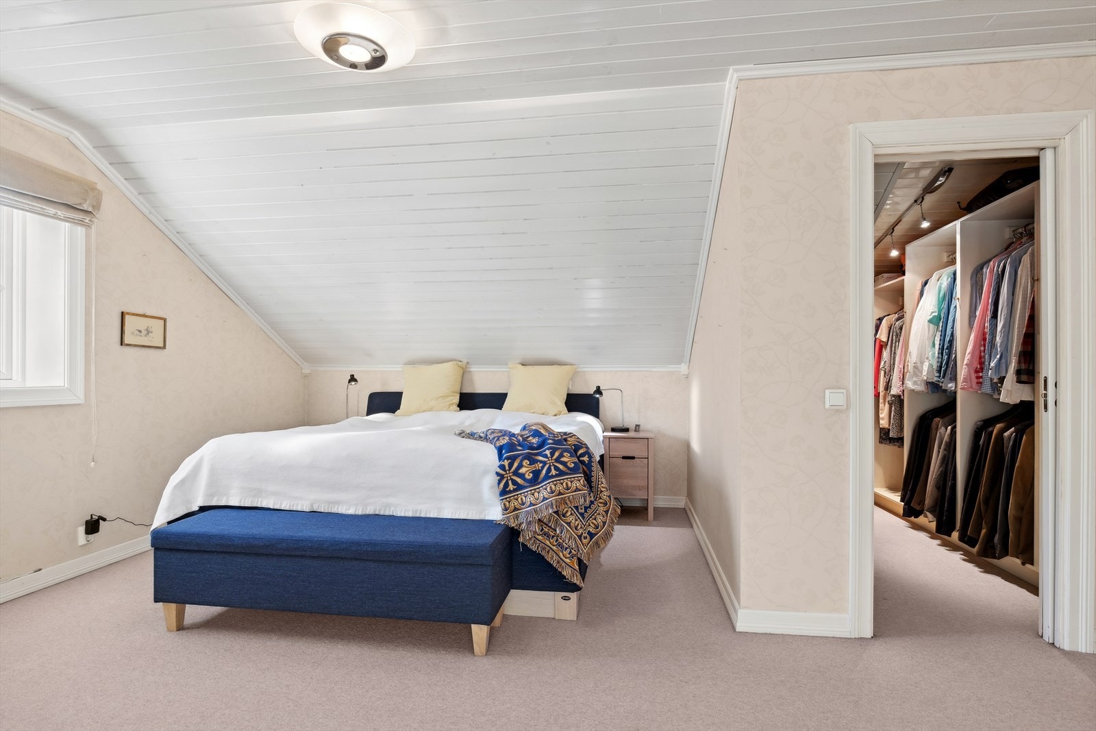 Hovedsoverom i 2 etg. med deilig walk in closet Galleribilde