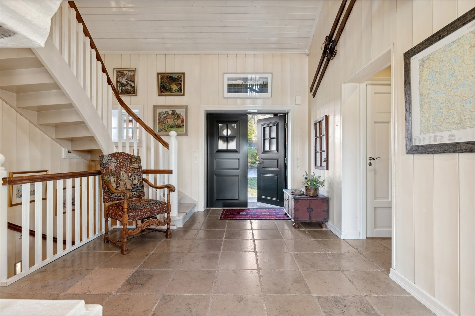 En romslig hall ønsker deg og gjester velkommen inn. Galleribilde