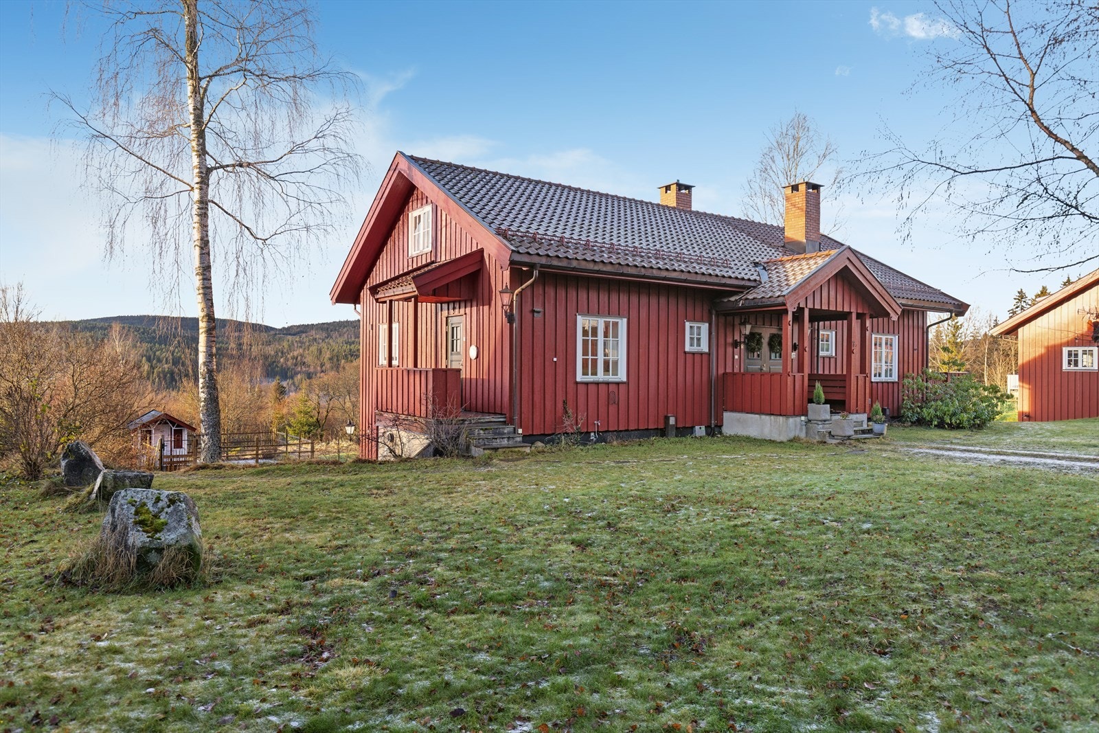 Huset er bygget i 2004 og har en fantastisk planløsning over tre plan med plass til hele familien. Her vil både mennesker og dyr trives! Galleribilde