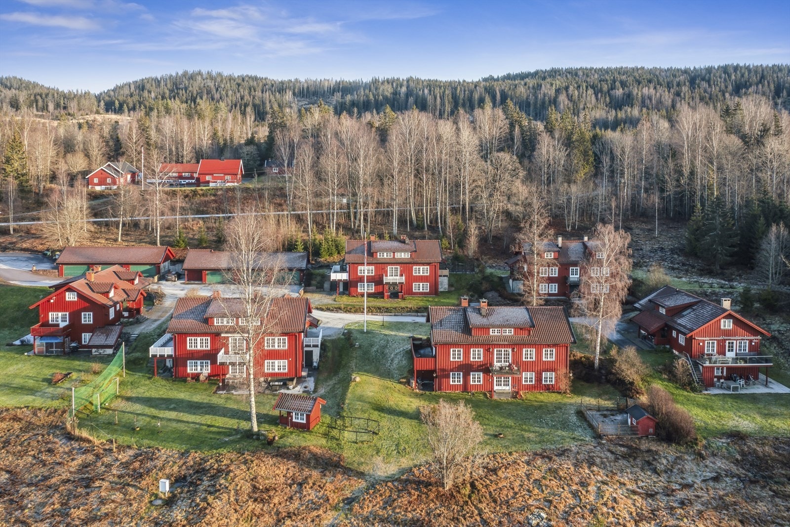 Tunet består av 6 hus og fremstår som et velholdt og familievennlig område. Galleribilde