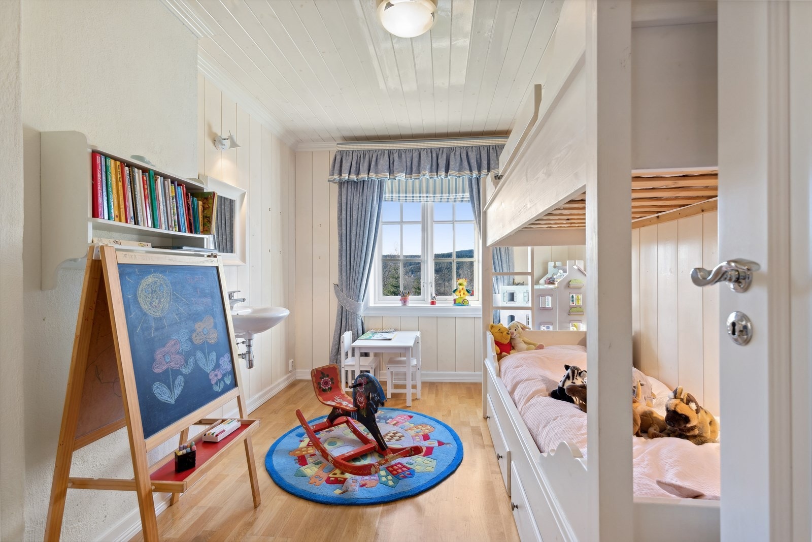 Soverom nr 4 i u.etg. med integrert plassbygget køyeseng og skap - et perfekt barnerom! Galleribilde