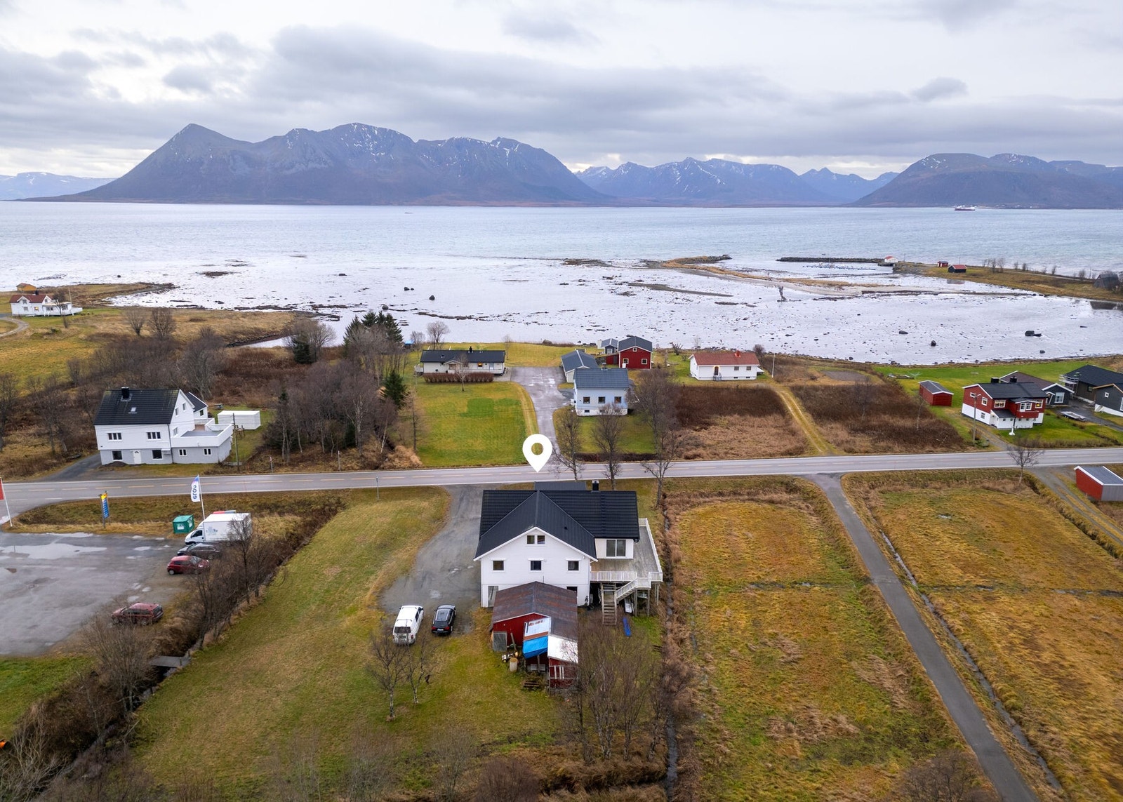 Attraktiv beliggenhet med kort avstand til diverse fasiliteter og rekreasjonsmuligheter. Eiendommen har gode sol- og utsiktsforhold. Galleribilde